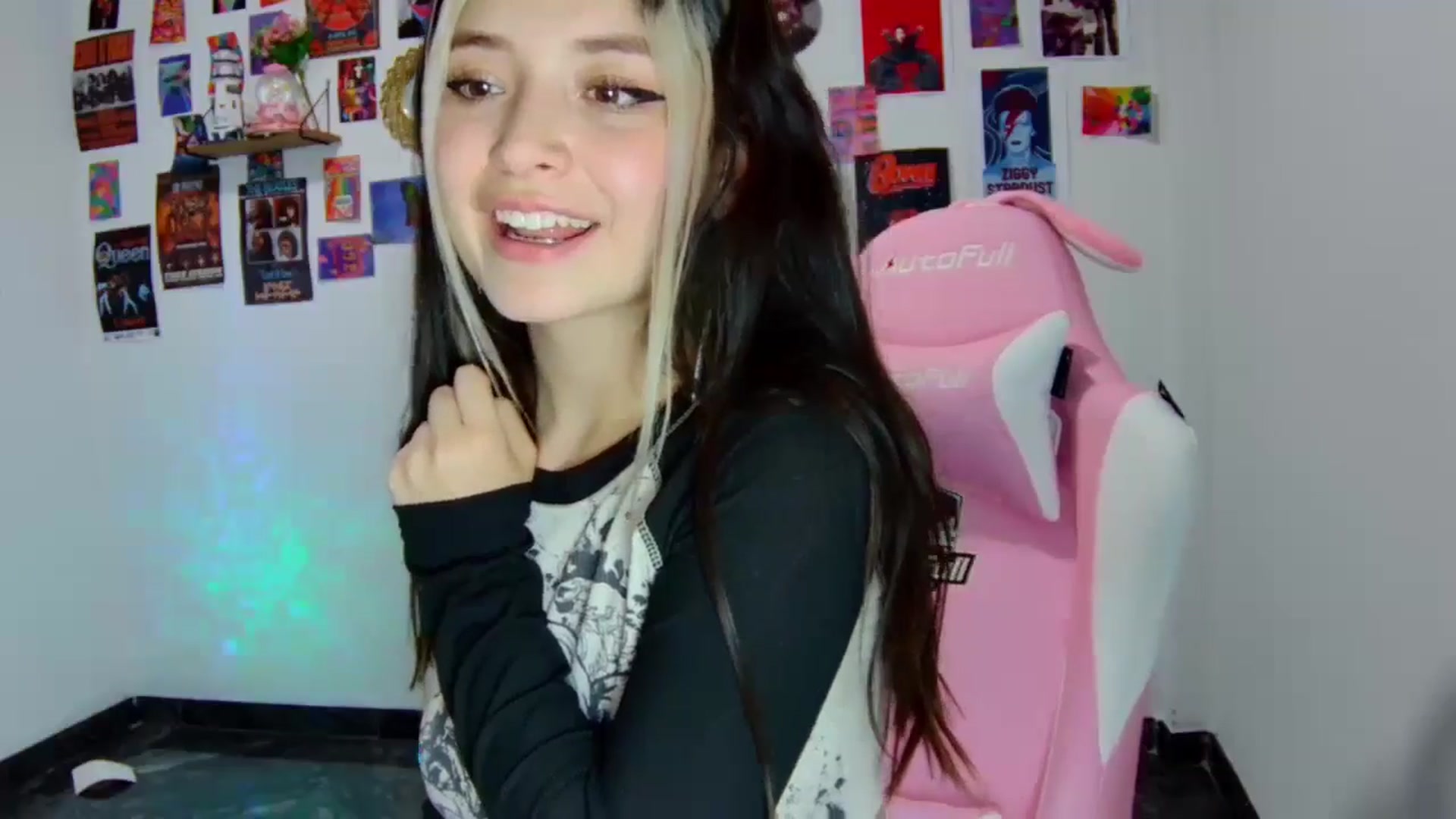 Gallery image thumbnail from CarolineJames's myfreecams stream on, 02/10/2025, 22:58 image 18 of 20