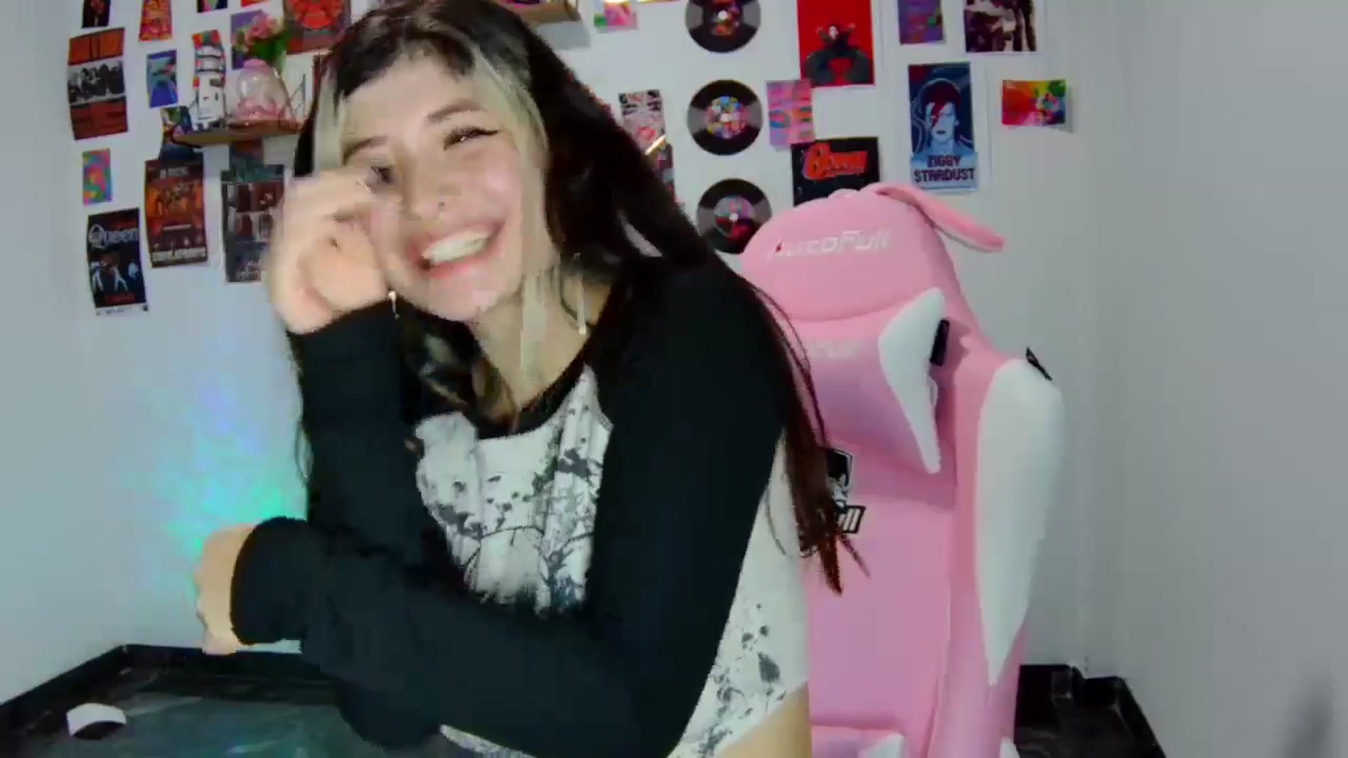 Gallery image thumbnail from CarolineJames's myfreecams stream on, 02/10/2025, 22:58 image 17 of 20