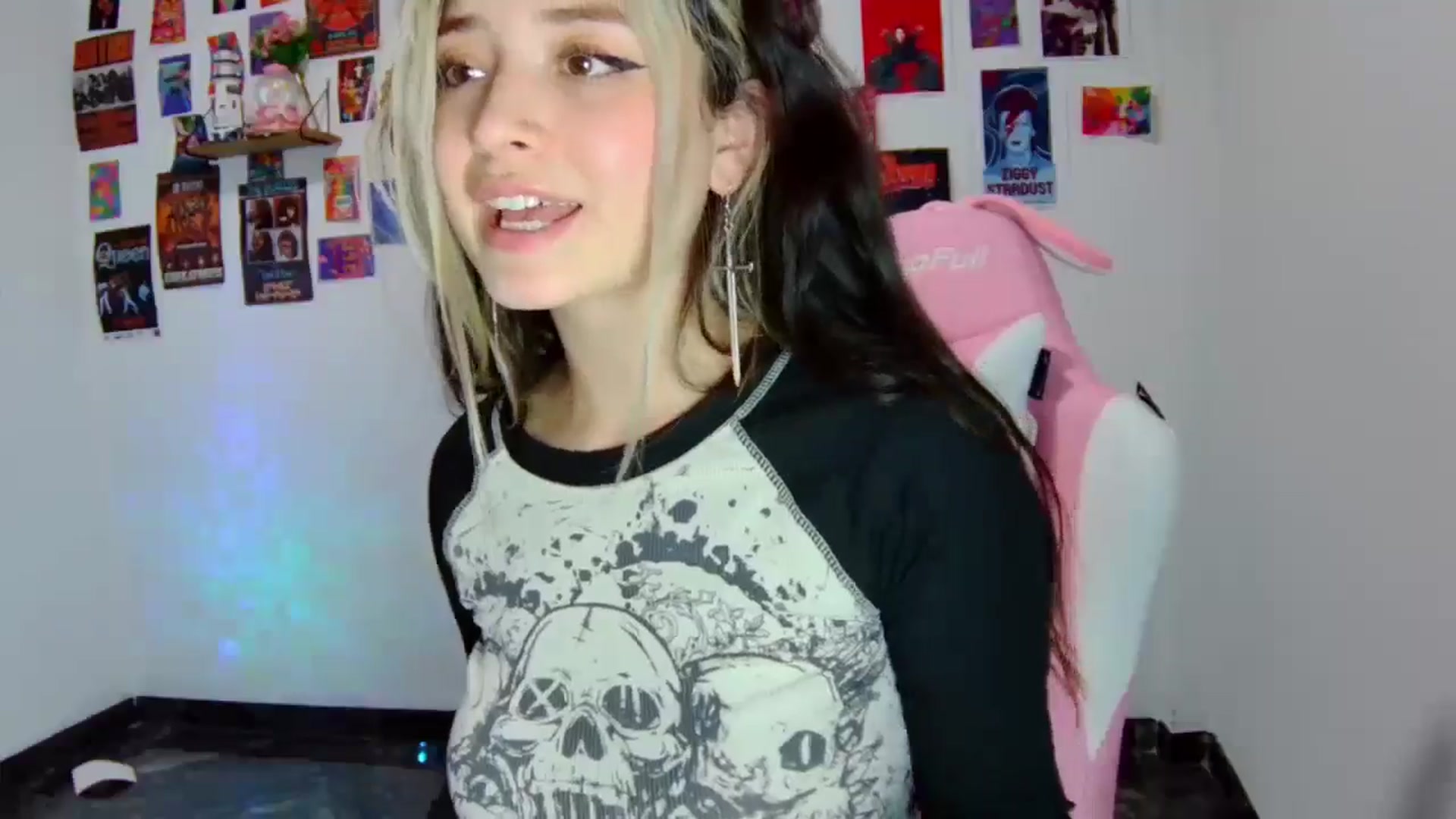 Gallery image thumbnail from CarolineJames's myfreecams stream on, 02/10/2025, 22:58 image 16 of 20