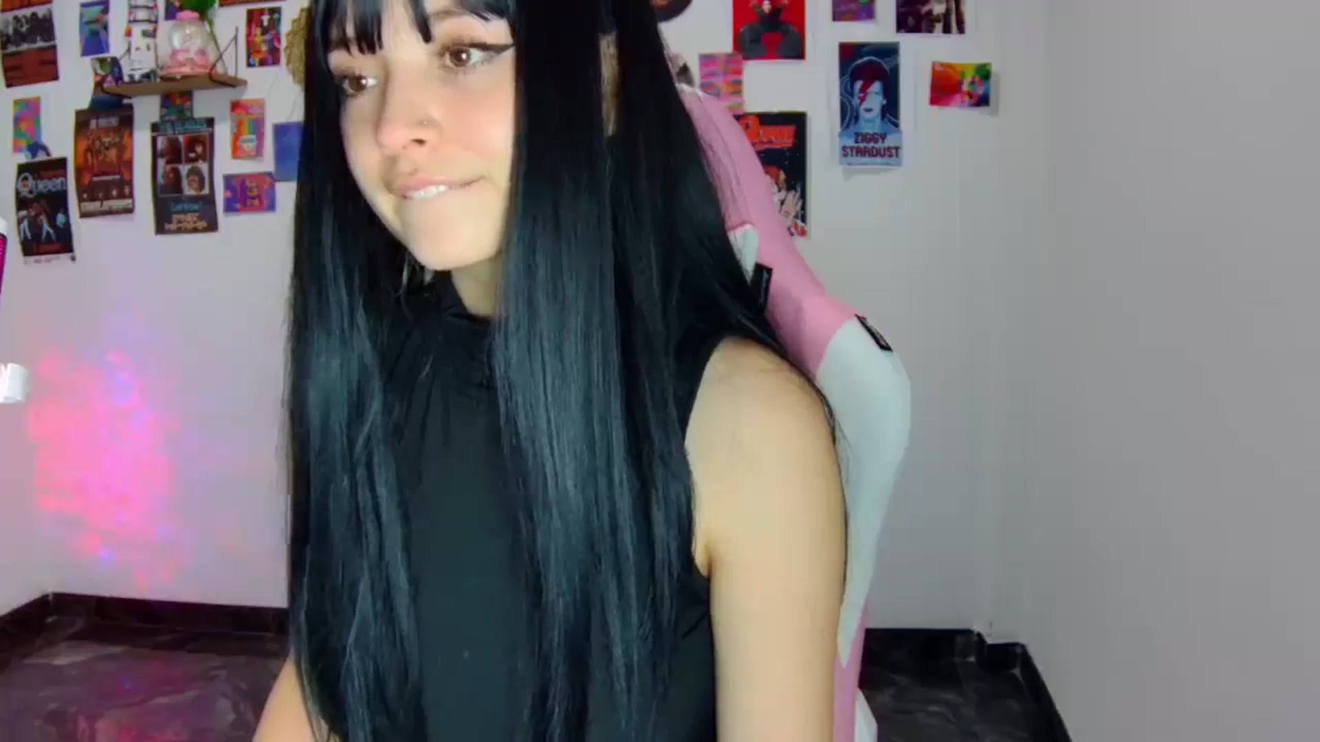 Gallery image thumbnail from CarolineJames's myfreecams stream on, 03/12/2025, 22:10 image 10 of 20
