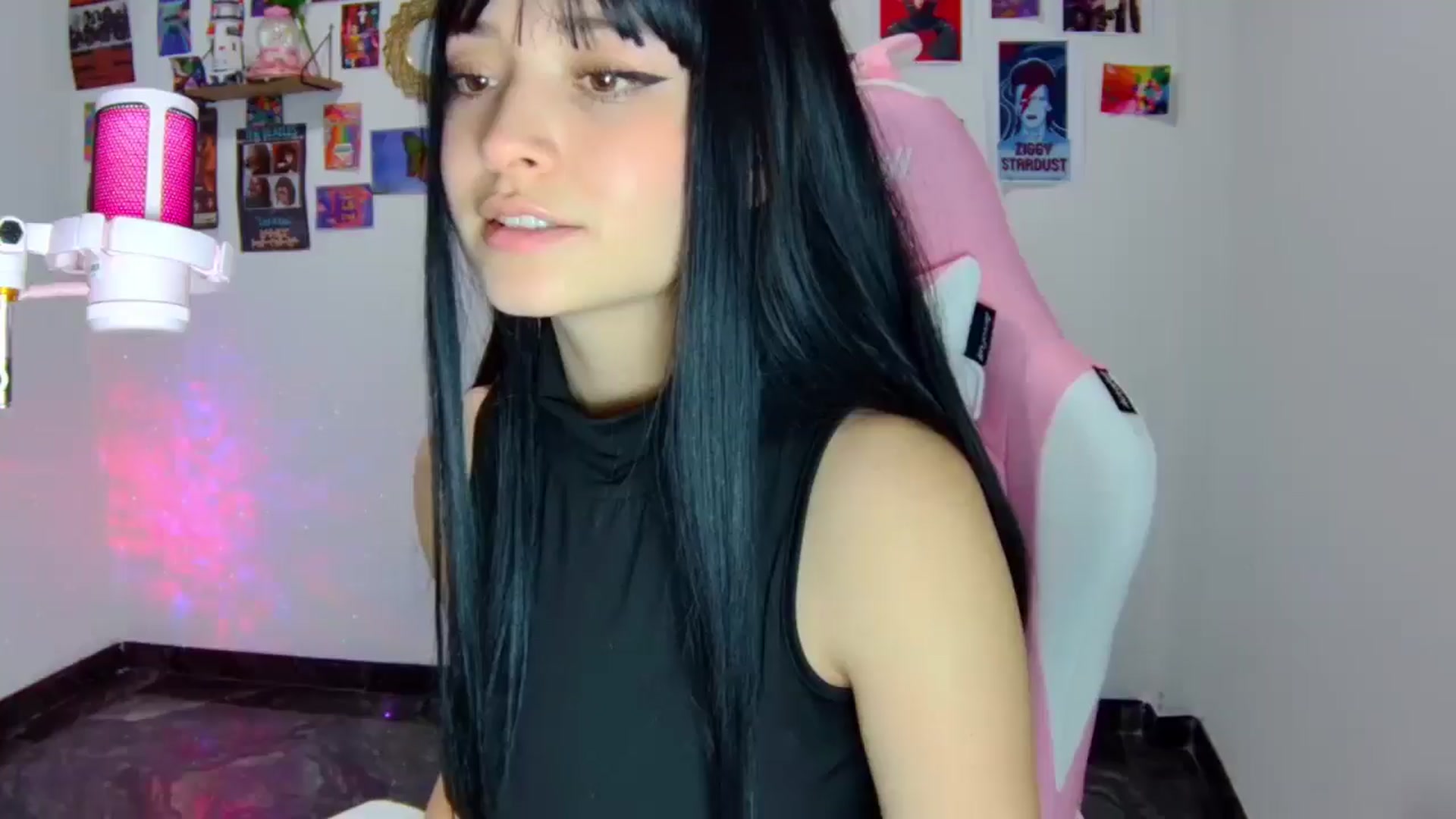 Gallery image thumbnail from CarolineJames's myfreecams stream on, 03/12/2025, 22:10 image 18 of 20