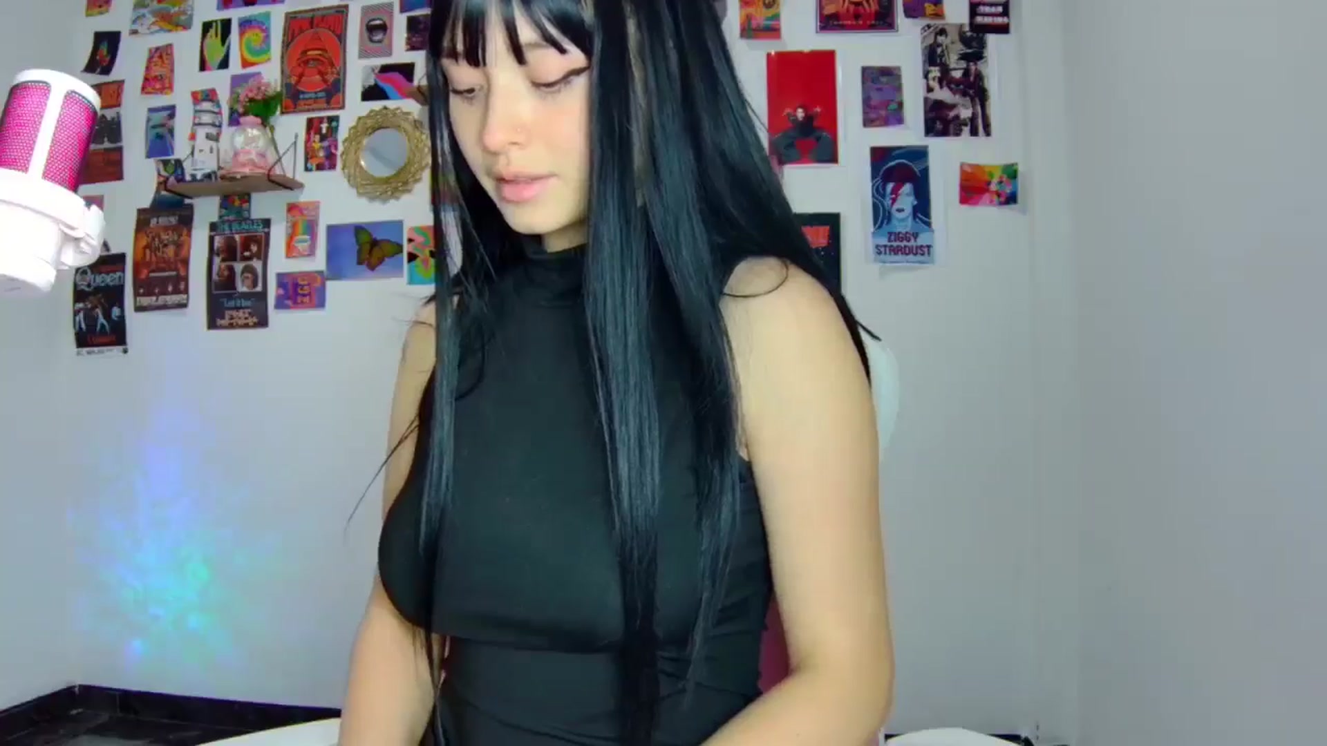 Gallery image thumbnail from CarolineJames's myfreecams stream on, 03/12/2025, 22:10 image 5 of 20