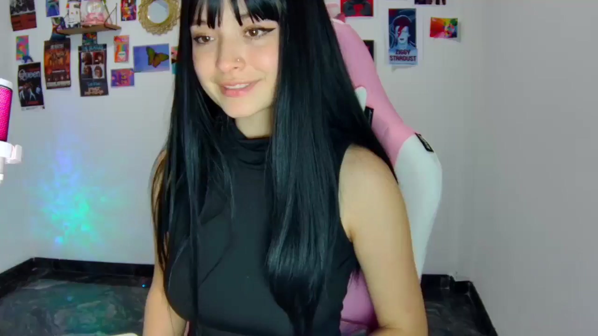 Gallery image thumbnail from CarolineJames's myfreecams stream on, 03/12/2025, 22:10 image 1 of 20
