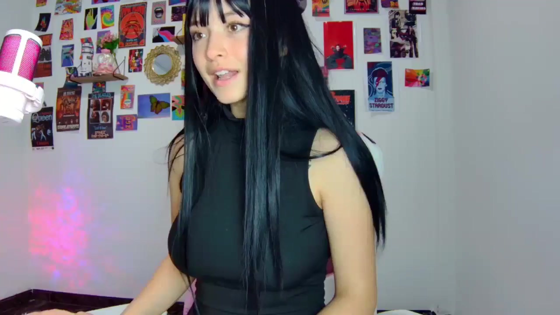 Gallery image thumbnail from CarolineJames's myfreecams stream on, 03/12/2025, 22:10 image 6 of 20