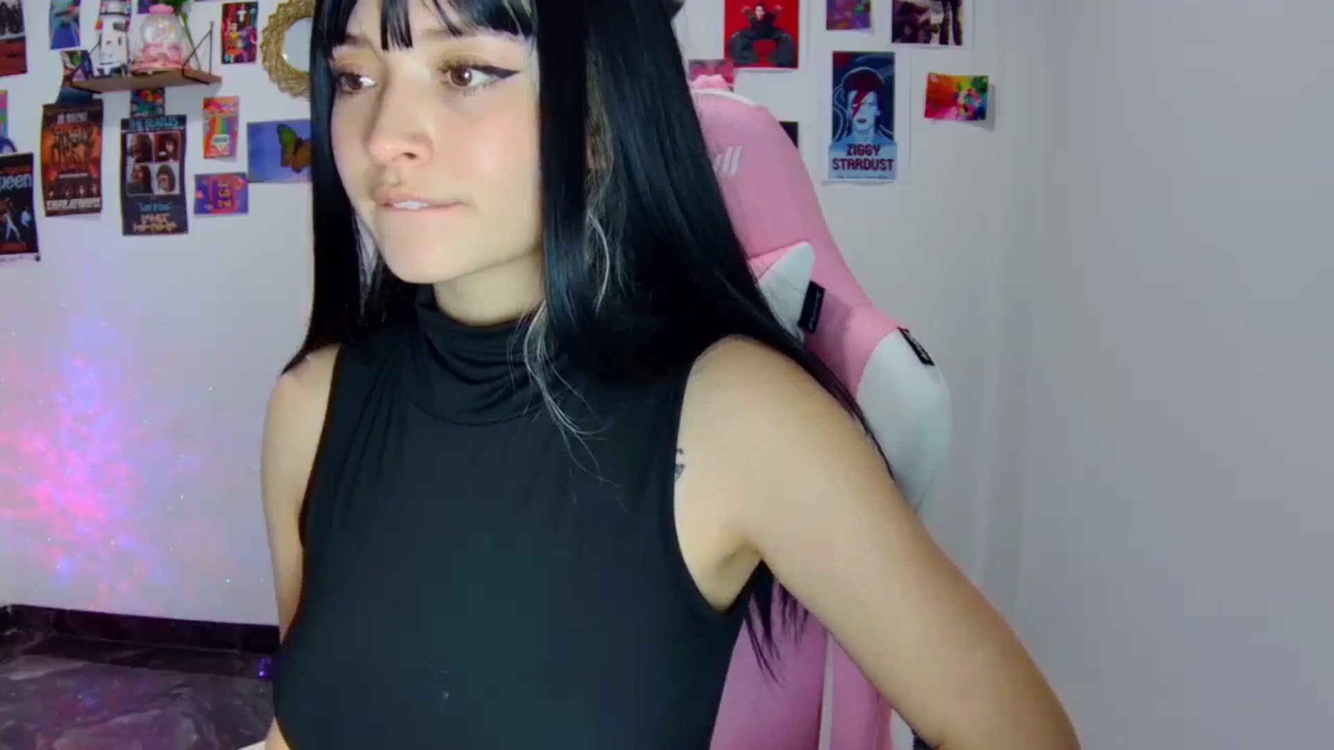 Gallery image thumbnail from CarolineJames's myfreecams stream on, 03/13/2025, 24:51 image 13 of 20