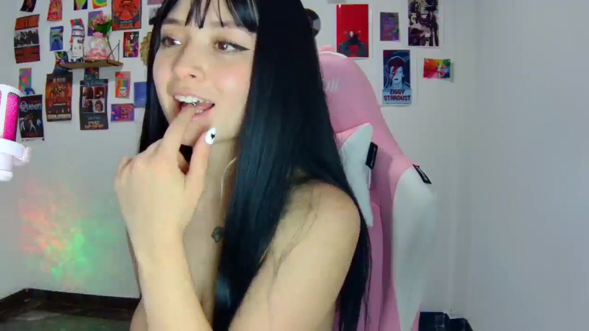 Gallery image thumbnail from CarolineJames's myfreecams stream on, 03/13/2025, 24:51 image 5 of 20