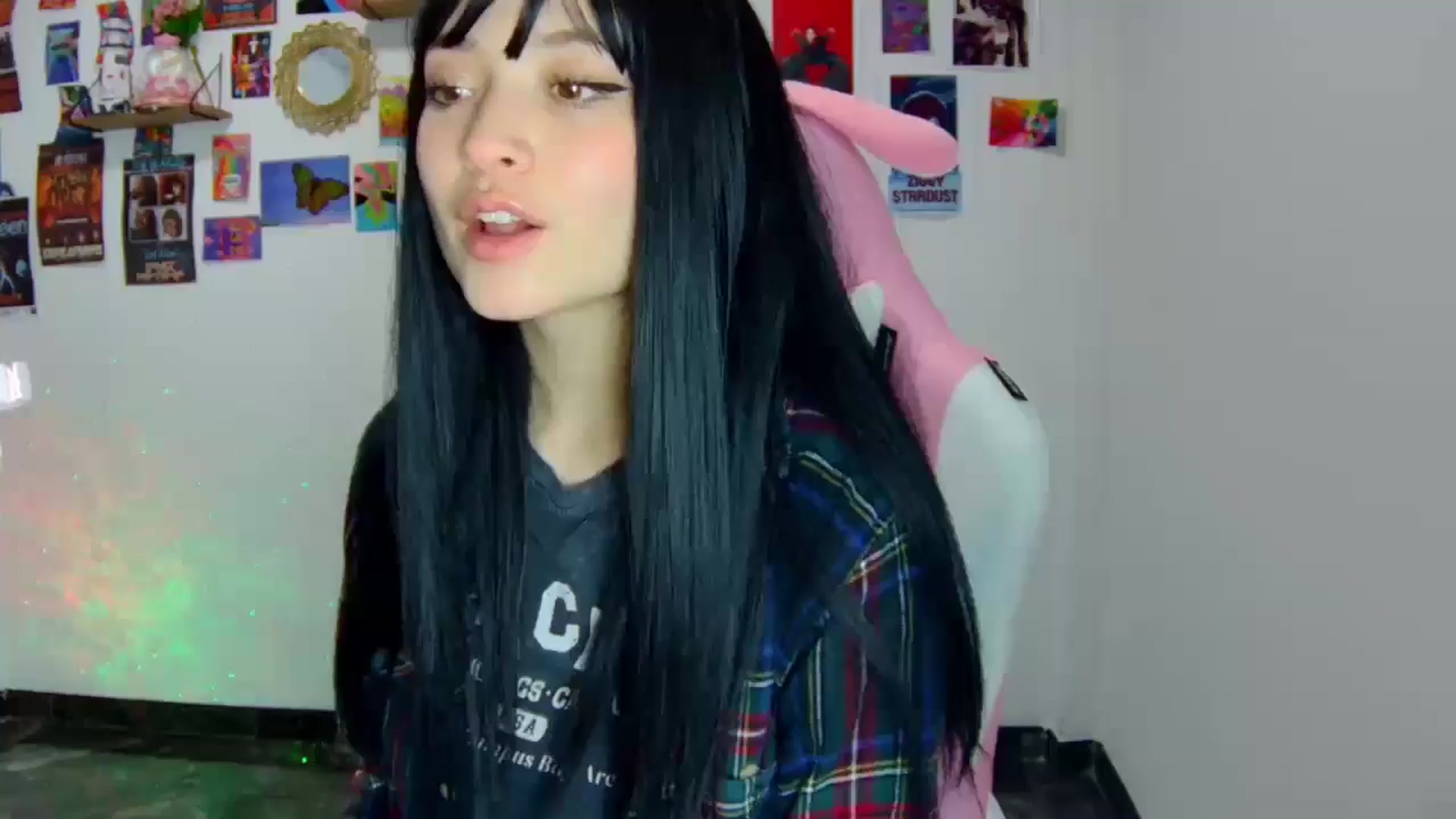 Gallery image thumbnail from CarolineJames's myfreecams stream on, 03/30/2025, 23:53 image 17 of 20