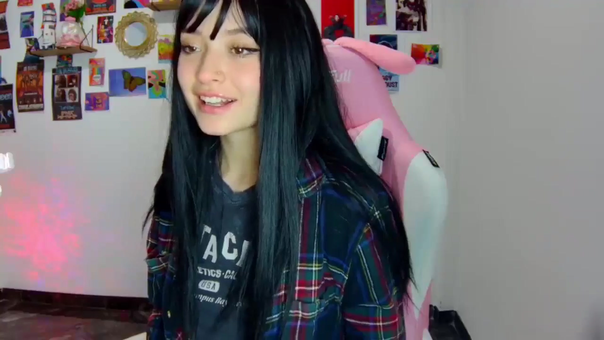 Gallery image thumbnail from CarolineJames's myfreecams stream on, 03/30/2025, 23:53 image 12 of 20