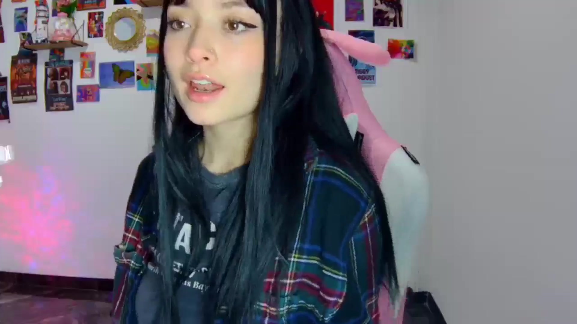 Gallery image thumbnail from CarolineJames's myfreecams stream on, 03/30/2025, 23:53 image 6 of 20