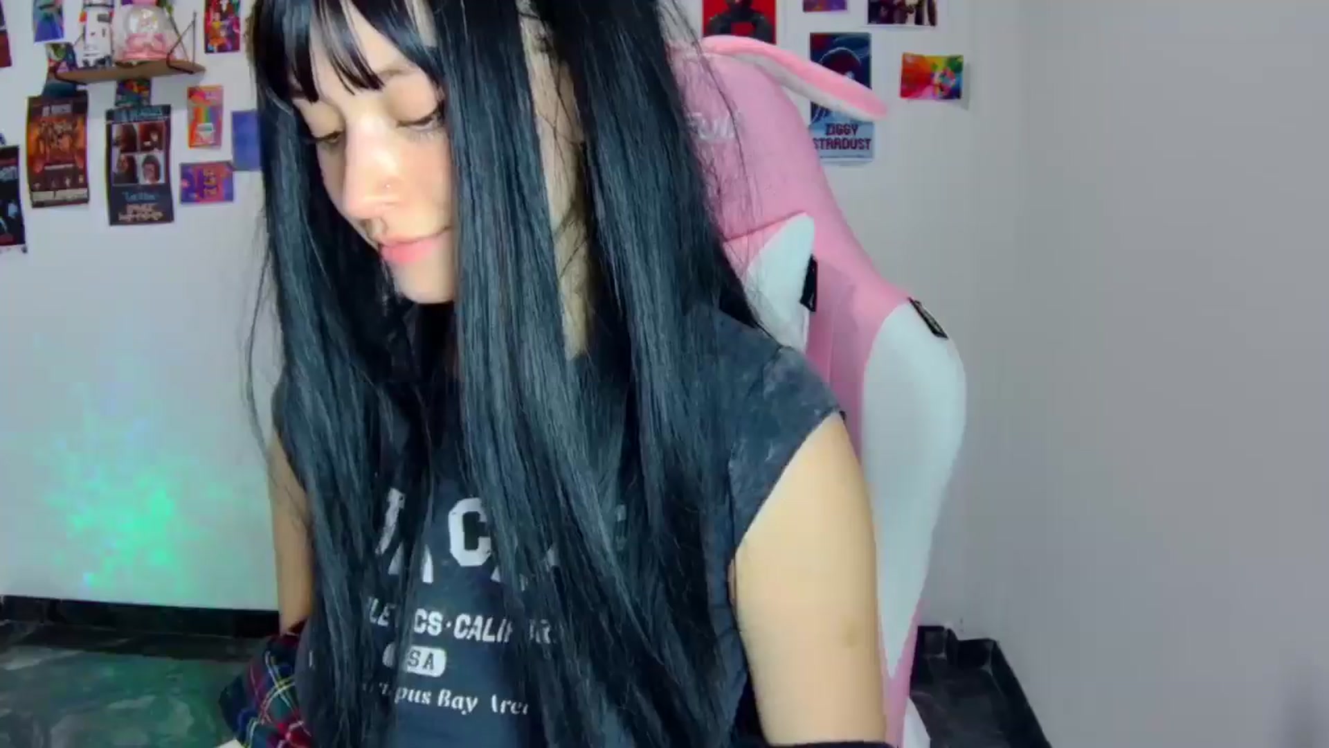Gallery image thumbnail from CarolineJames's myfreecams stream on, 03/31/2025, 01:18 image 4 of 20