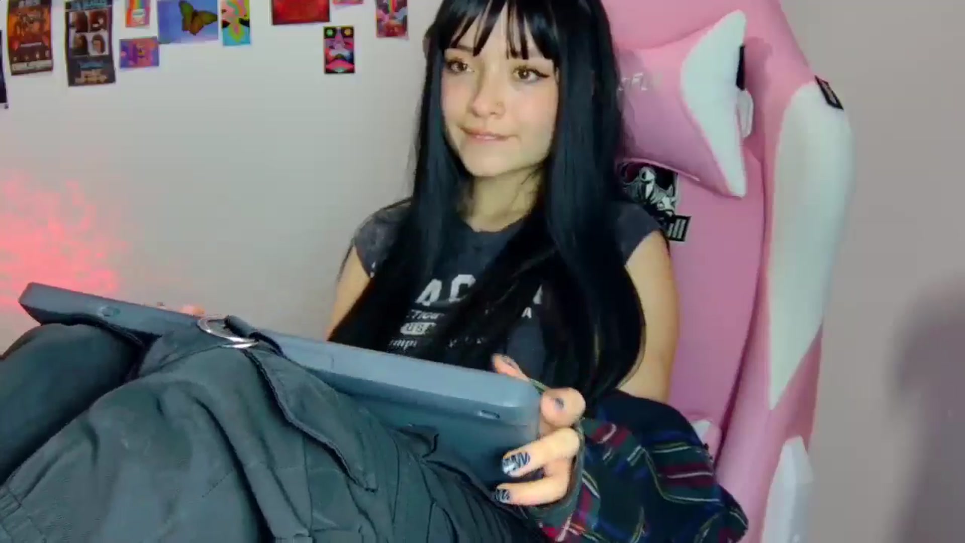 Gallery image thumbnail from CarolineJames's myfreecams stream on, 03/31/2025, 01:18 image 2 of 20