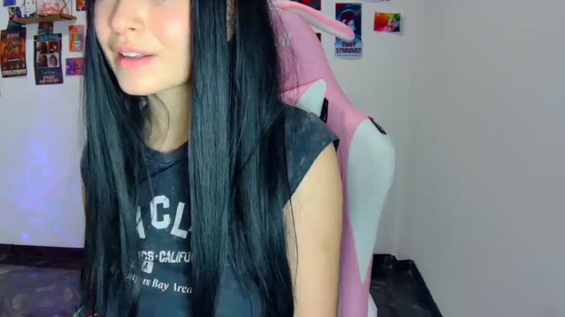 Gallery image thumbnail from CarolineJames's myfreecams stream on, 03/31/2025, 01:18 image 6 of 20