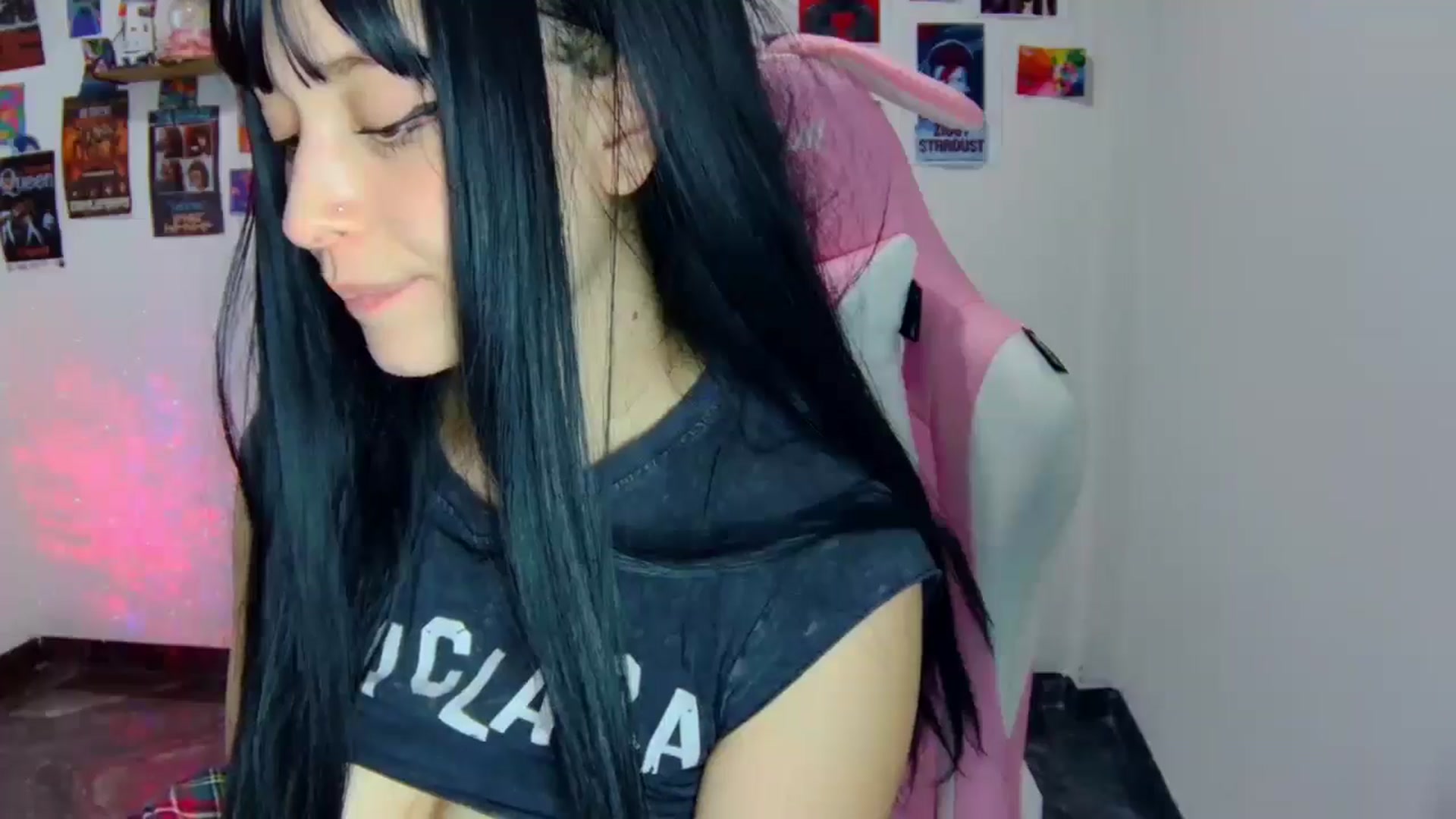 Gallery image thumbnail from CarolineJames's myfreecams stream on, 03/31/2025, 01:18 image 8 of 20