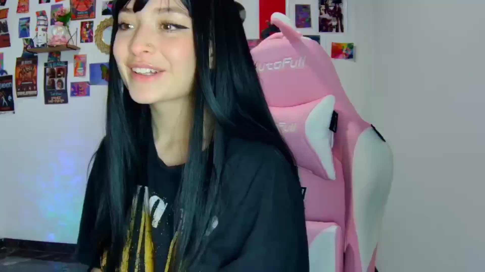 Gallery image thumbnail from CarolineJames's myfreecams stream on, 03/31/2025, 23:07 image 1 of 20