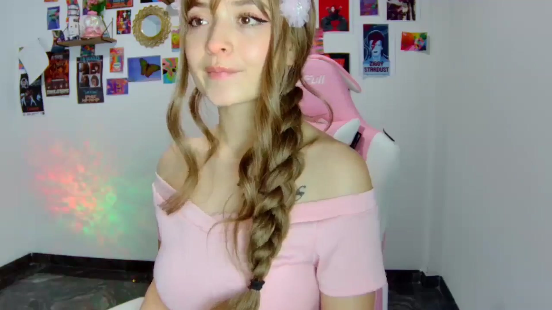 Gallery image thumbnail from CarolineJames's myfreecams stream on, 04/02/2025, 23:41 image 7 of 20