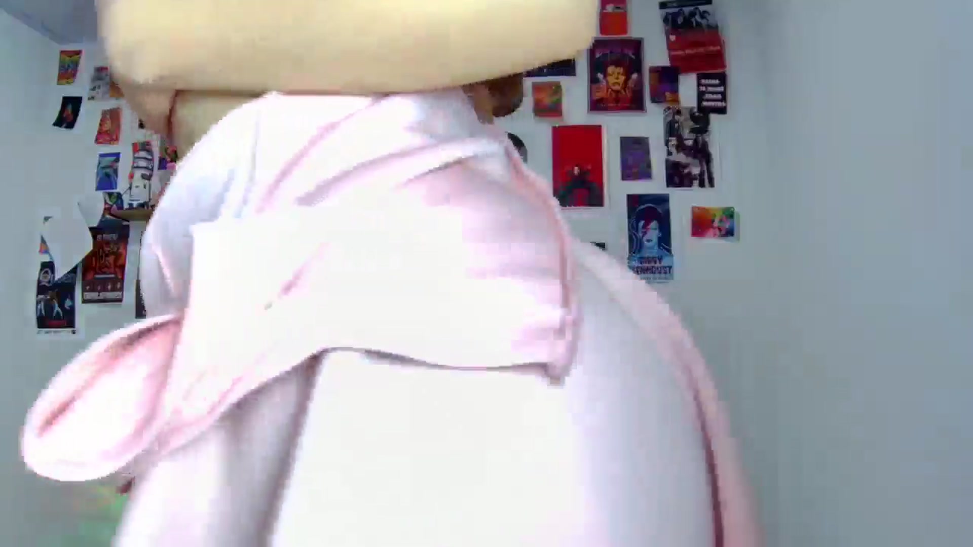 Gallery image thumbnail from CarolineJames's myfreecams stream on, 04/02/2025, 23:41 image 17 of 20