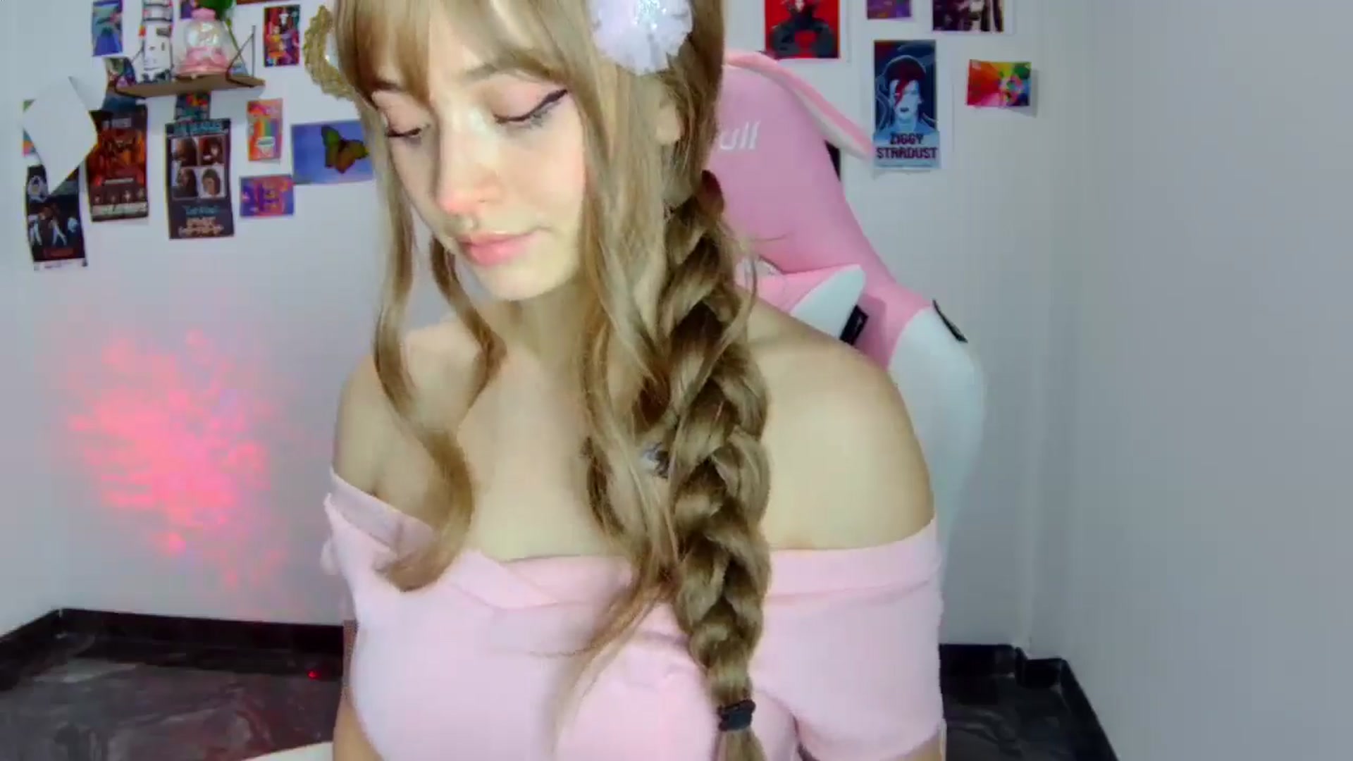 Gallery image thumbnail from CarolineJames's myfreecams stream on, 04/02/2025, 23:41 image 4 of 20