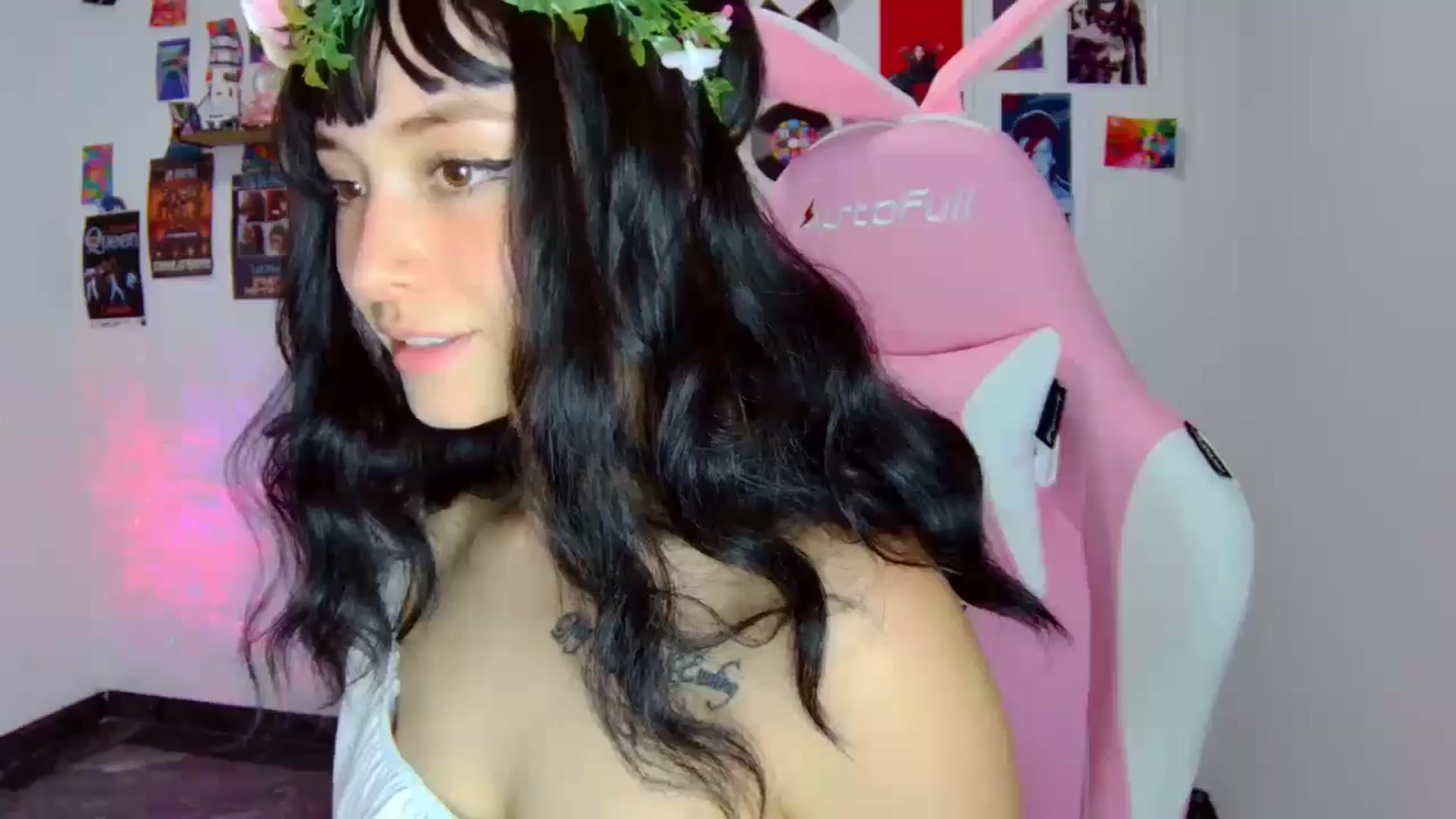 Gallery image thumbnail from CarolineJames's myfreecams stream on, 04/09/2025, 23:30 image 17 of 20