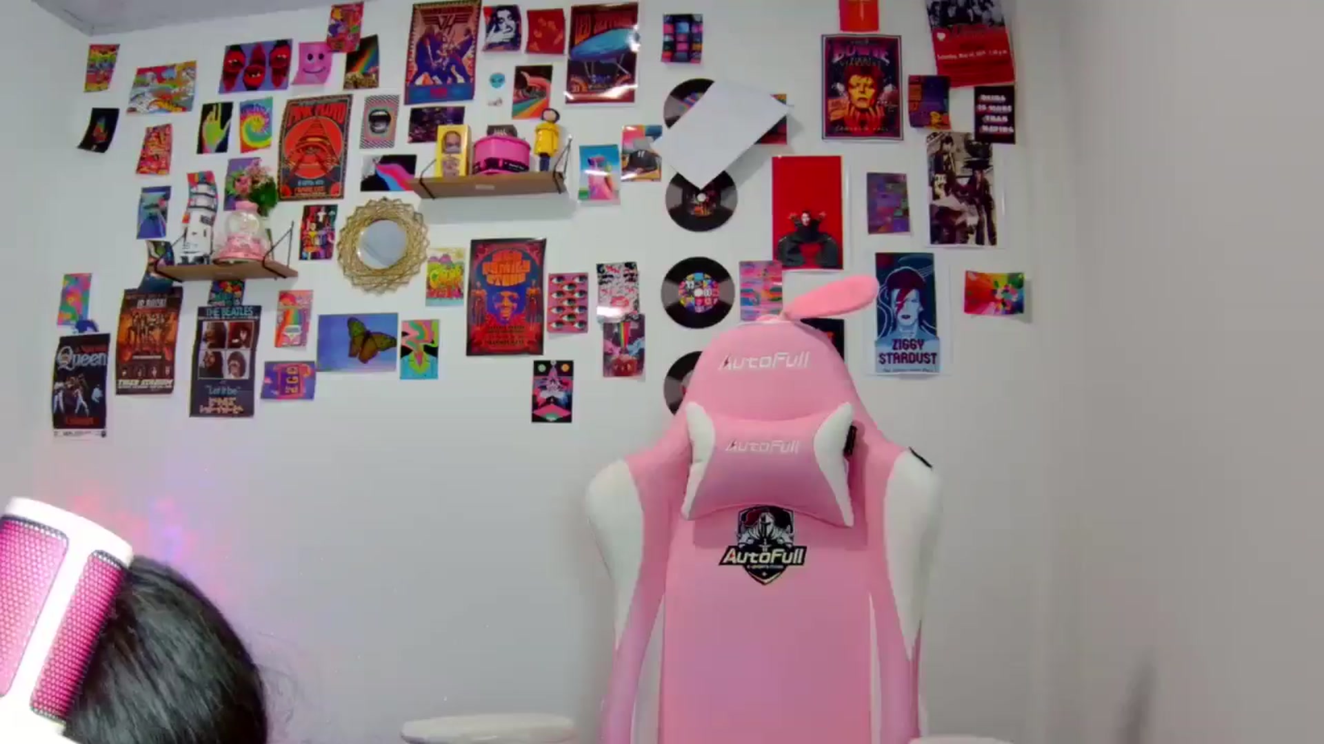 Gallery image thumbnail from CarolineJames's myfreecams stream on, 04/10/2025, 02:12 image 16 of 20