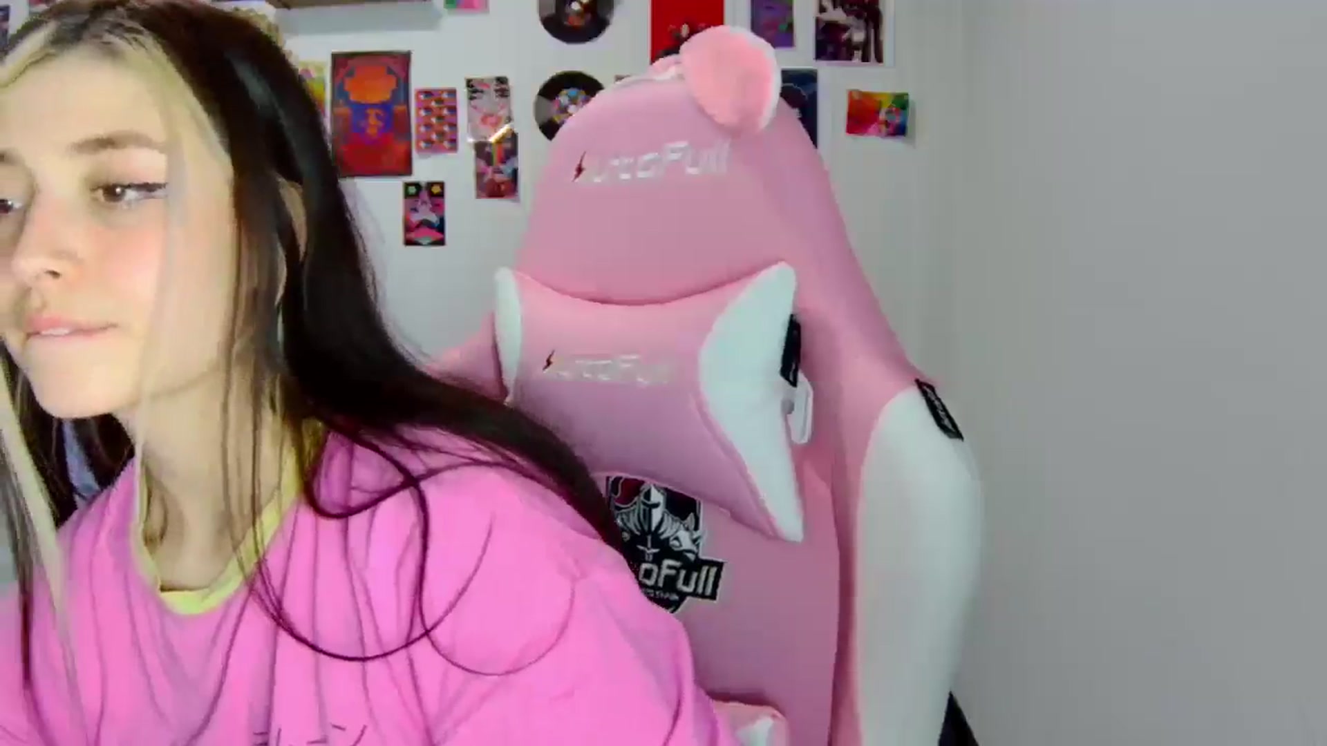 Gallery image thumbnail from CarolineJames's myfreecams stream on, 04/12/2025, 04:20 image 10 of 20