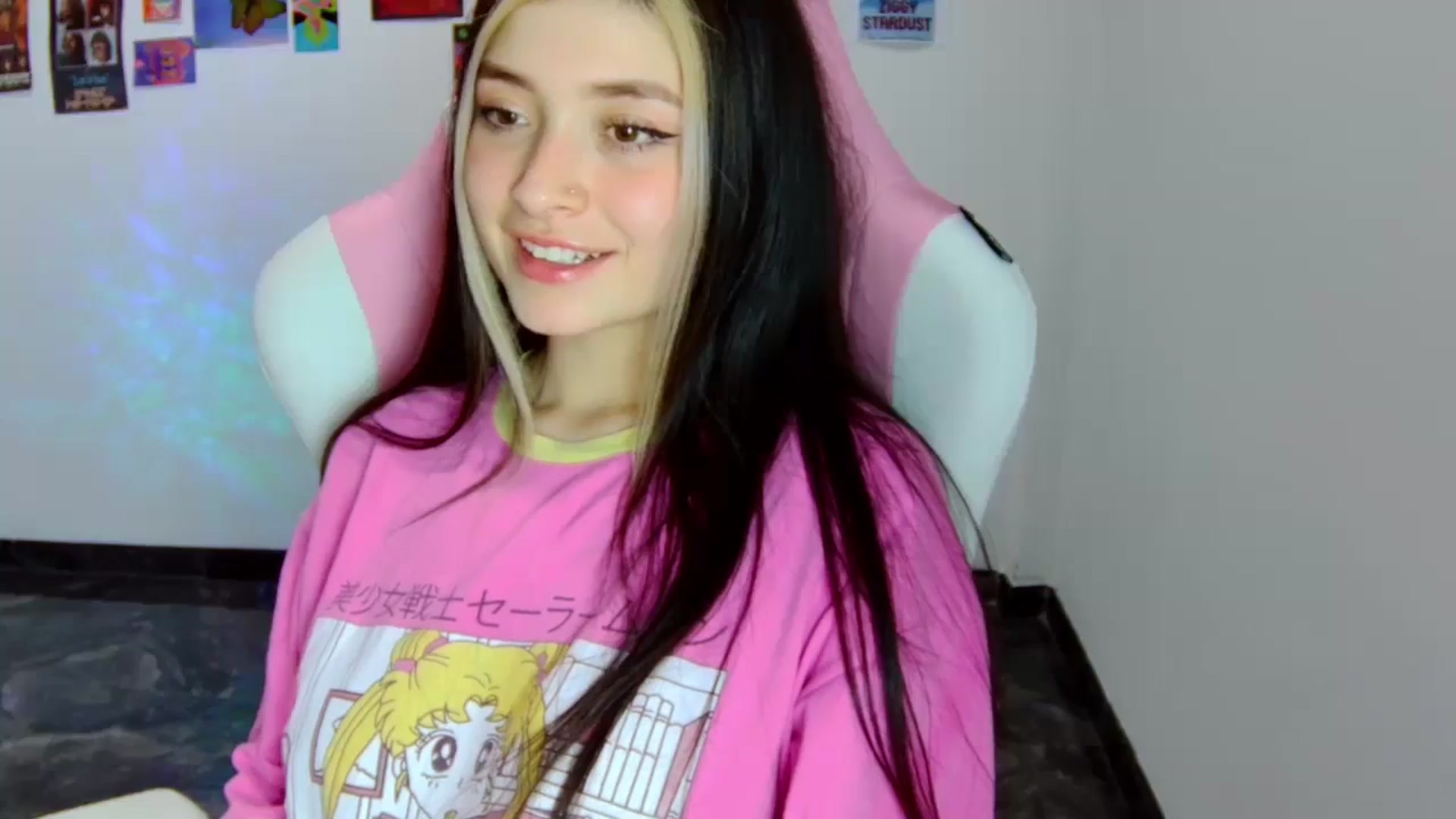 Gallery image thumbnail from CarolineJames's myfreecams stream on, 04/12/2025, 04:20 image 14 of 20