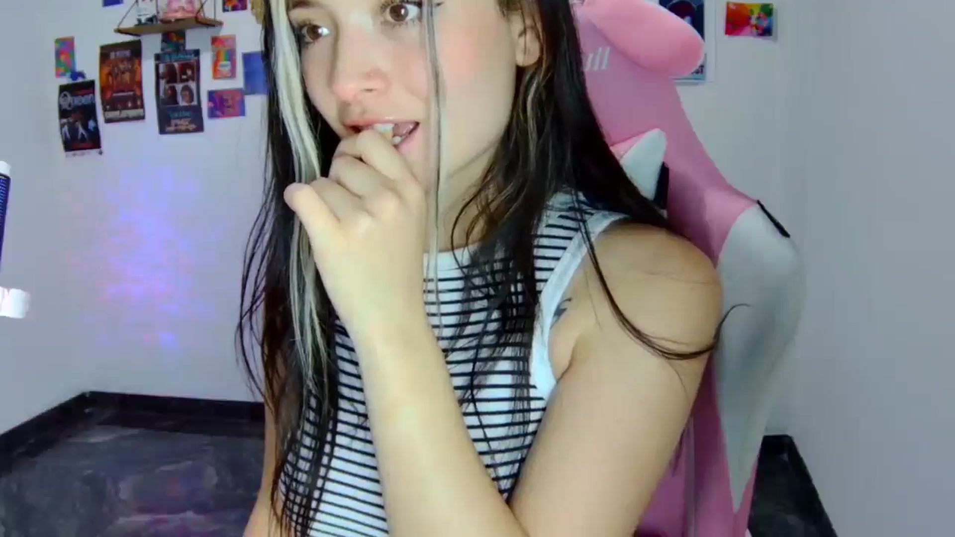 Gallery image thumbnail from CarolineJames's myfreecams stream on, 04/15/2025, 23:59 image 8 of 20