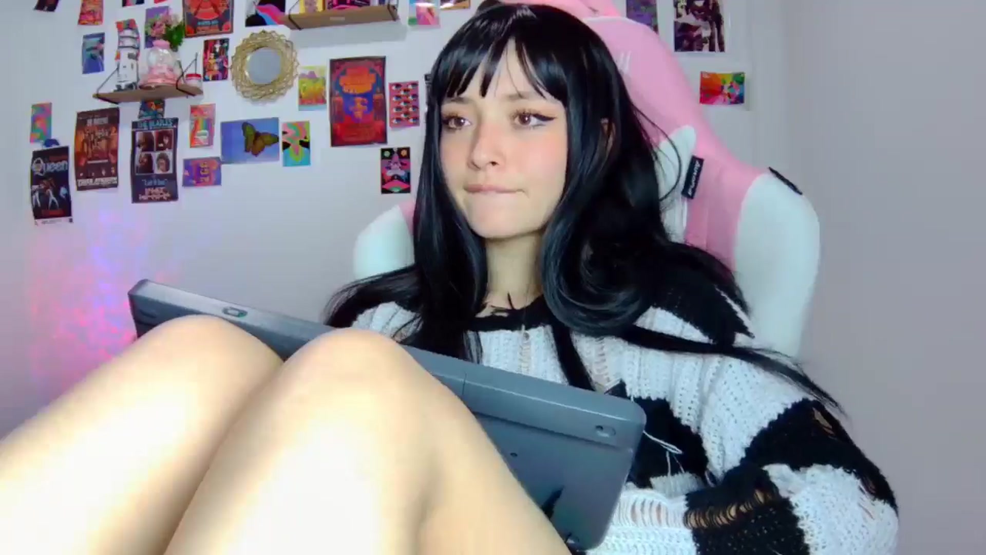 Gallery image thumbnail from CarolineJames's myfreecams stream on, 04/30/2025, 01:22 image 18 of 20