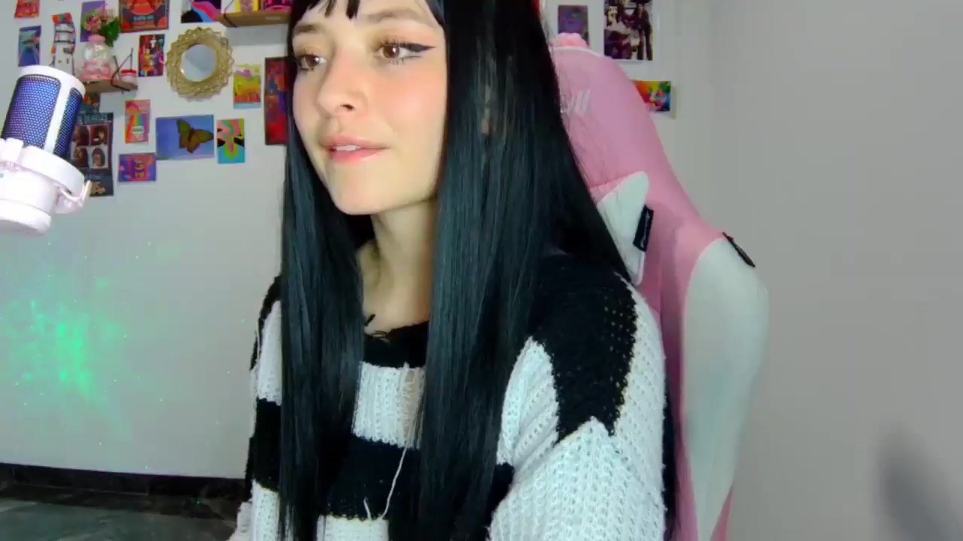 Gallery image thumbnail from CarolineJames's myfreecams stream on, 04/30/2025, 01:22 image 1 of 20