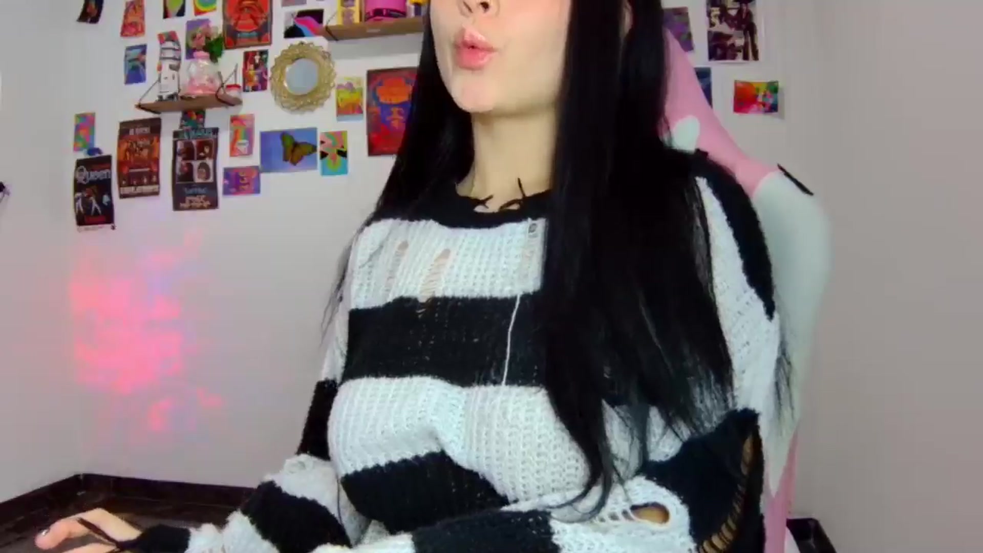 Gallery image thumbnail from CarolineJames's myfreecams stream on, 04/30/2025, 03:25 image 2 of 20