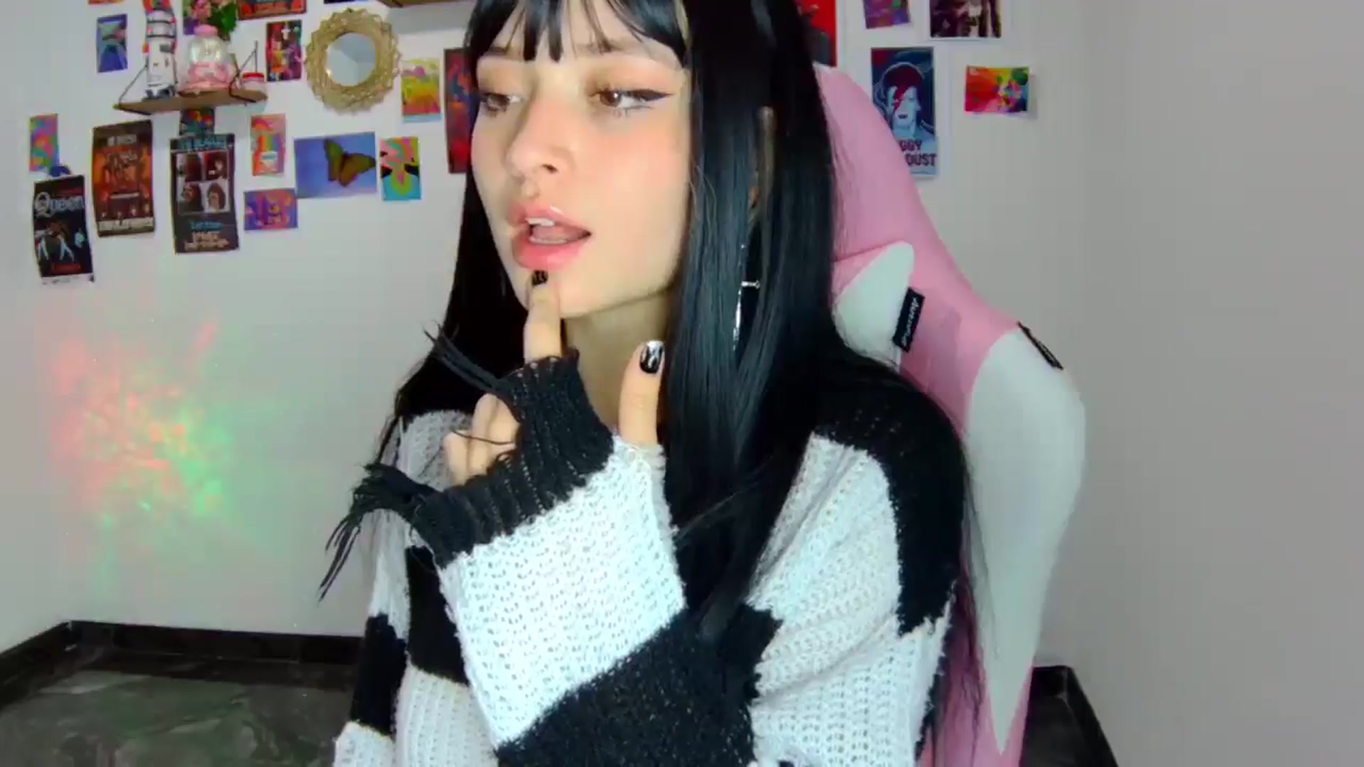 Gallery image thumbnail from CarolineJames's myfreecams stream on, 04/30/2025, 03:25 image 3 of 20