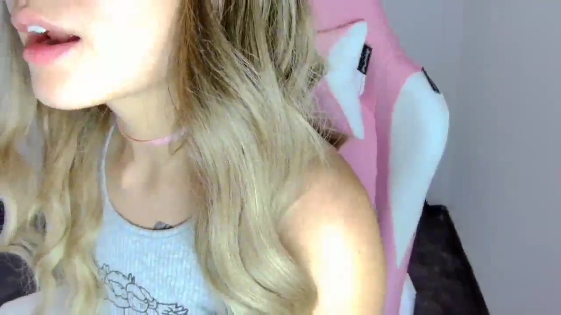 Gallery image thumbnail from CarolineJames's myfreecams stream on, 05/08/2025, 04:03 image 9 of 20