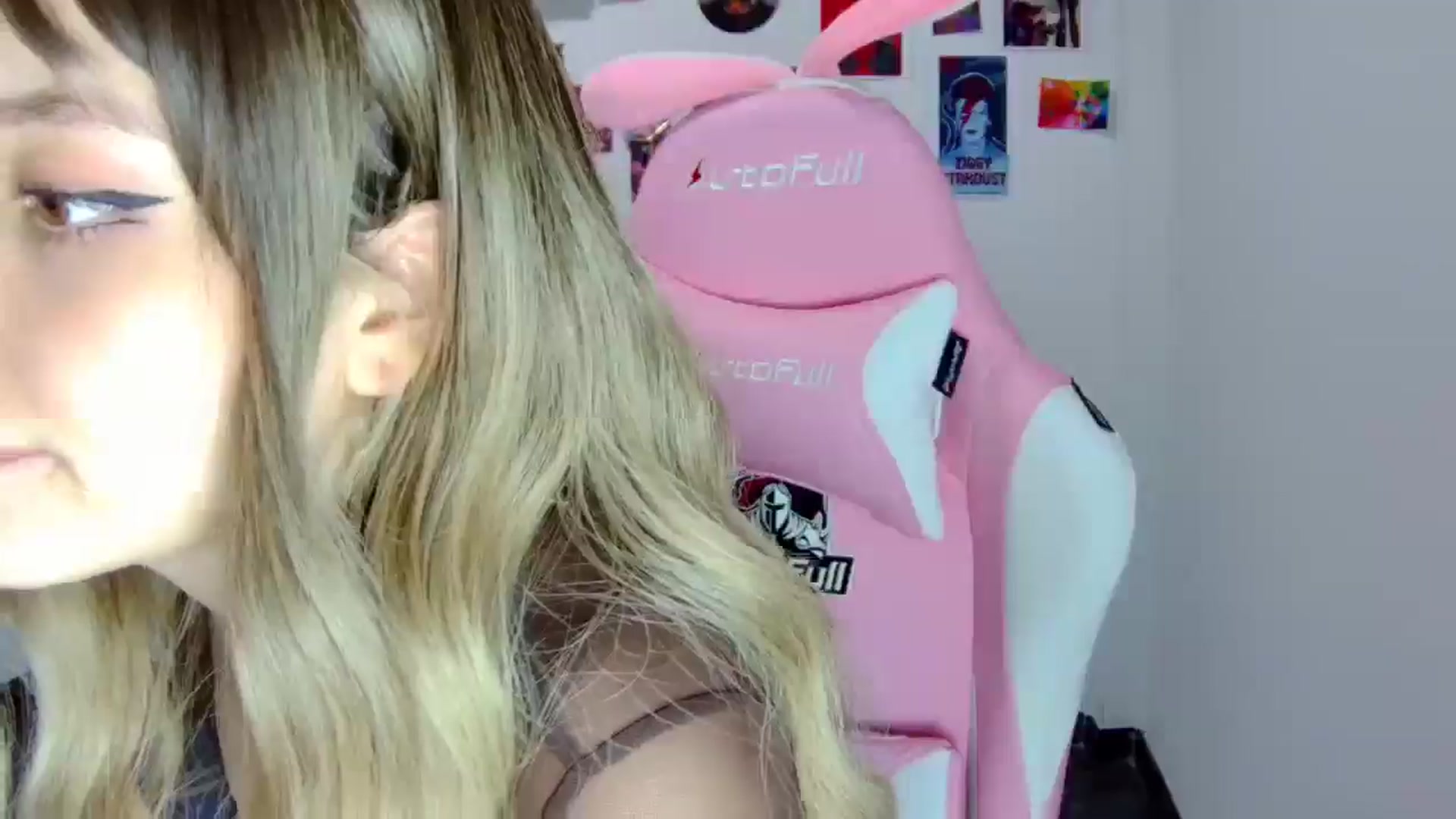 Gallery image thumbnail from CarolineJames's myfreecams stream on, 06/05/2025, 01:19 image 16 of 20