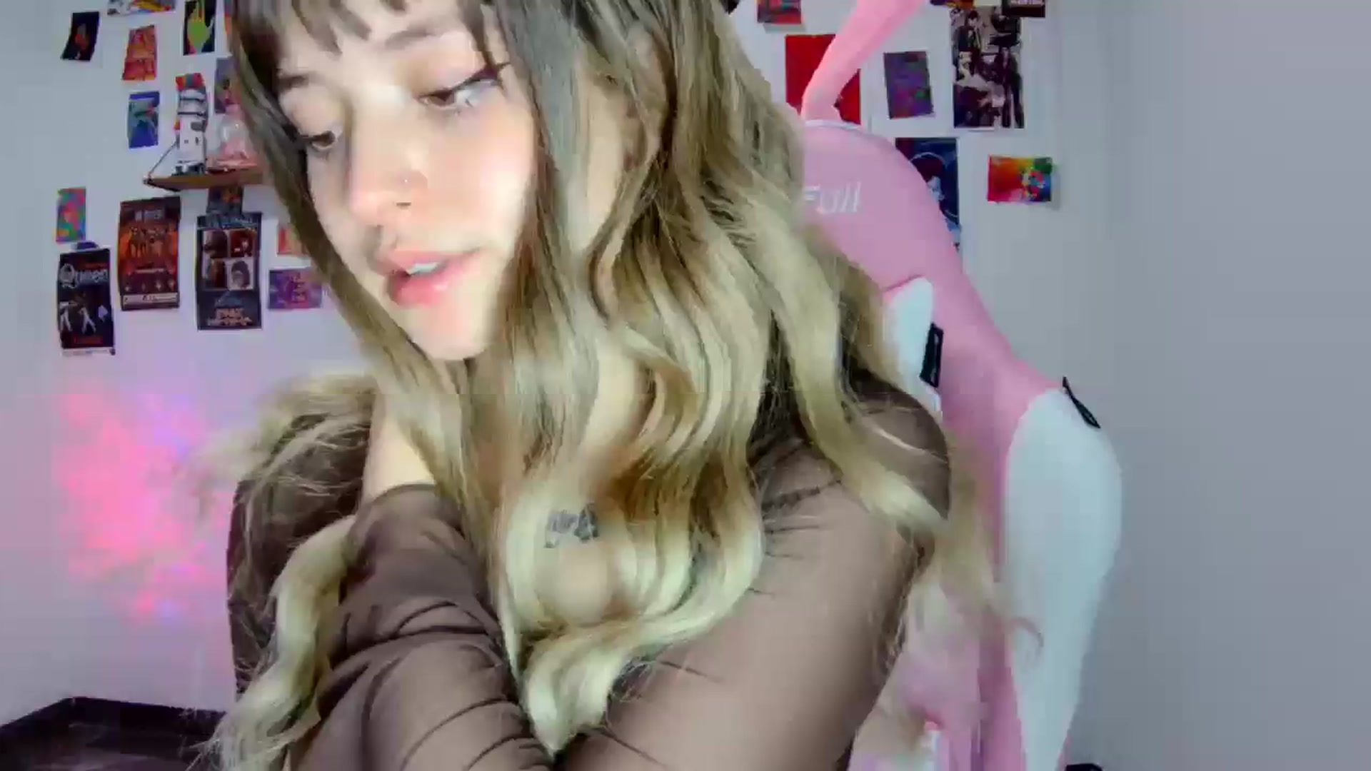Gallery image thumbnail from CarolineJames's myfreecams stream on, 06/05/2025, 03:03 image 20 of 20