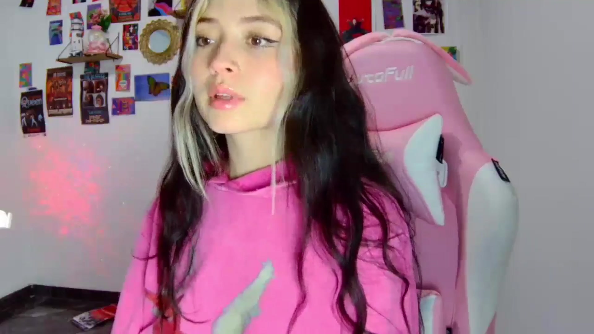 Gallery image thumbnail from CarolineJames's myfreecams stream on, 06/16/2025, 01:17 image 4 of 20