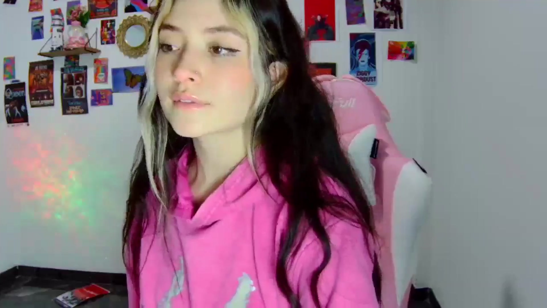 Gallery image thumbnail from CarolineJames's myfreecams stream on, 06/16/2025, 01:17 image 18 of 20