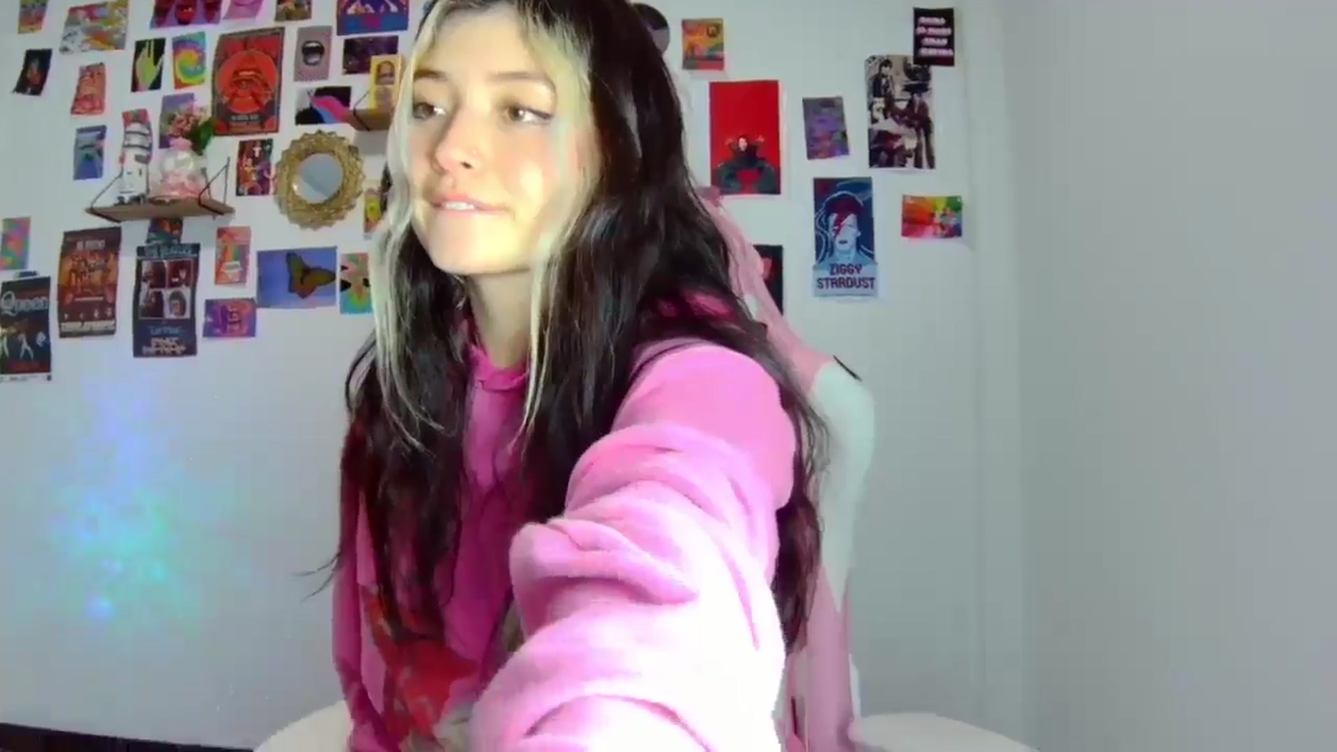 Gallery image thumbnail from CarolineJames's myfreecams stream on, 06/16/2025, 01:17 image 11 of 20