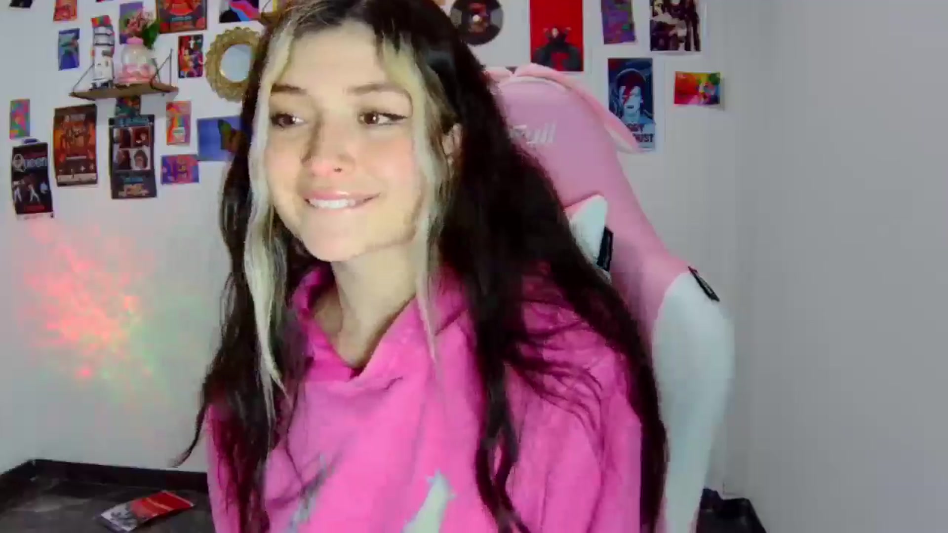 Gallery image thumbnail from CarolineJames's myfreecams stream on, 06/16/2025, 01:17 image 19 of 20
