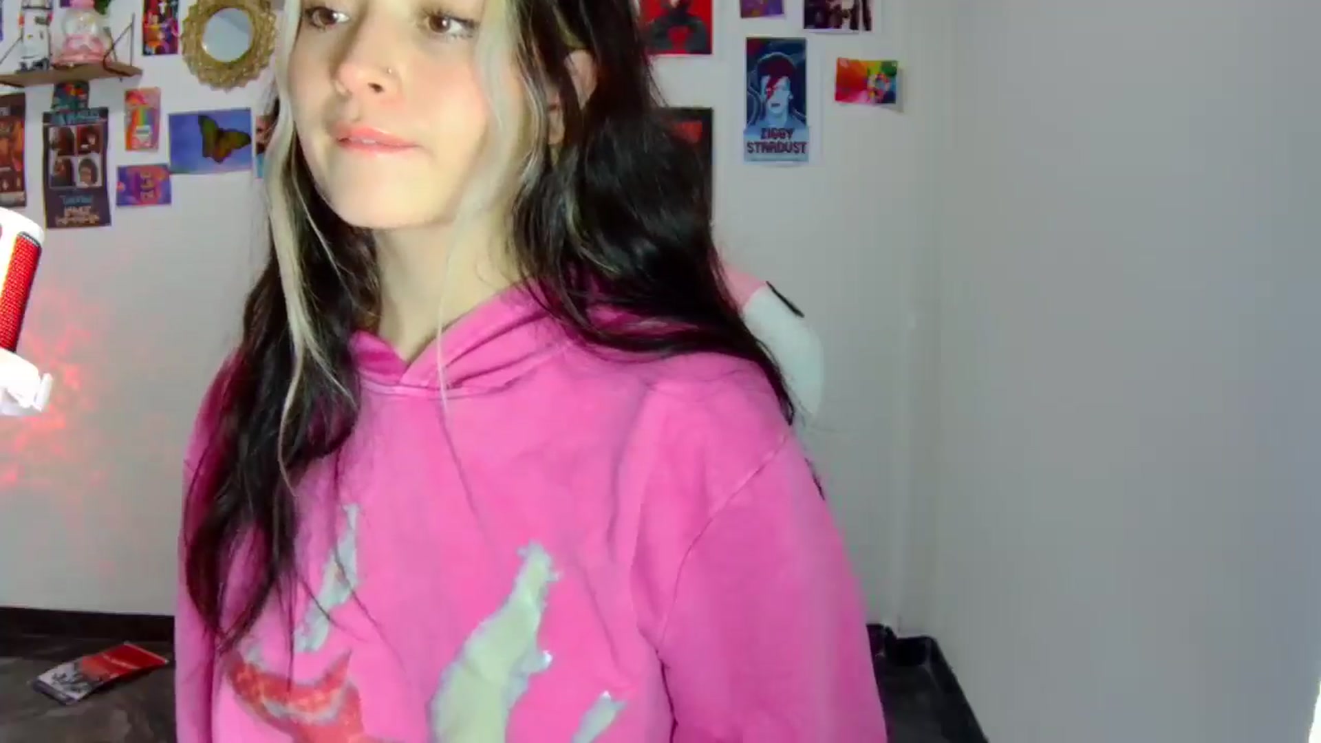 Gallery image thumbnail from CarolineJames's myfreecams stream on, 06/16/2025, 03:47 image 5 of 20