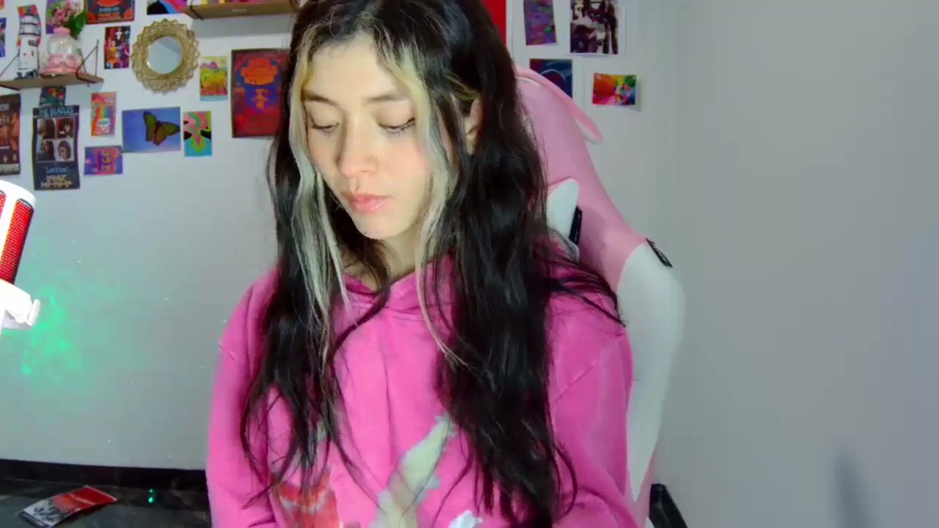 Gallery image thumbnail from CarolineJames's myfreecams stream on, 06/16/2025, 03:47 image 2 of 20
