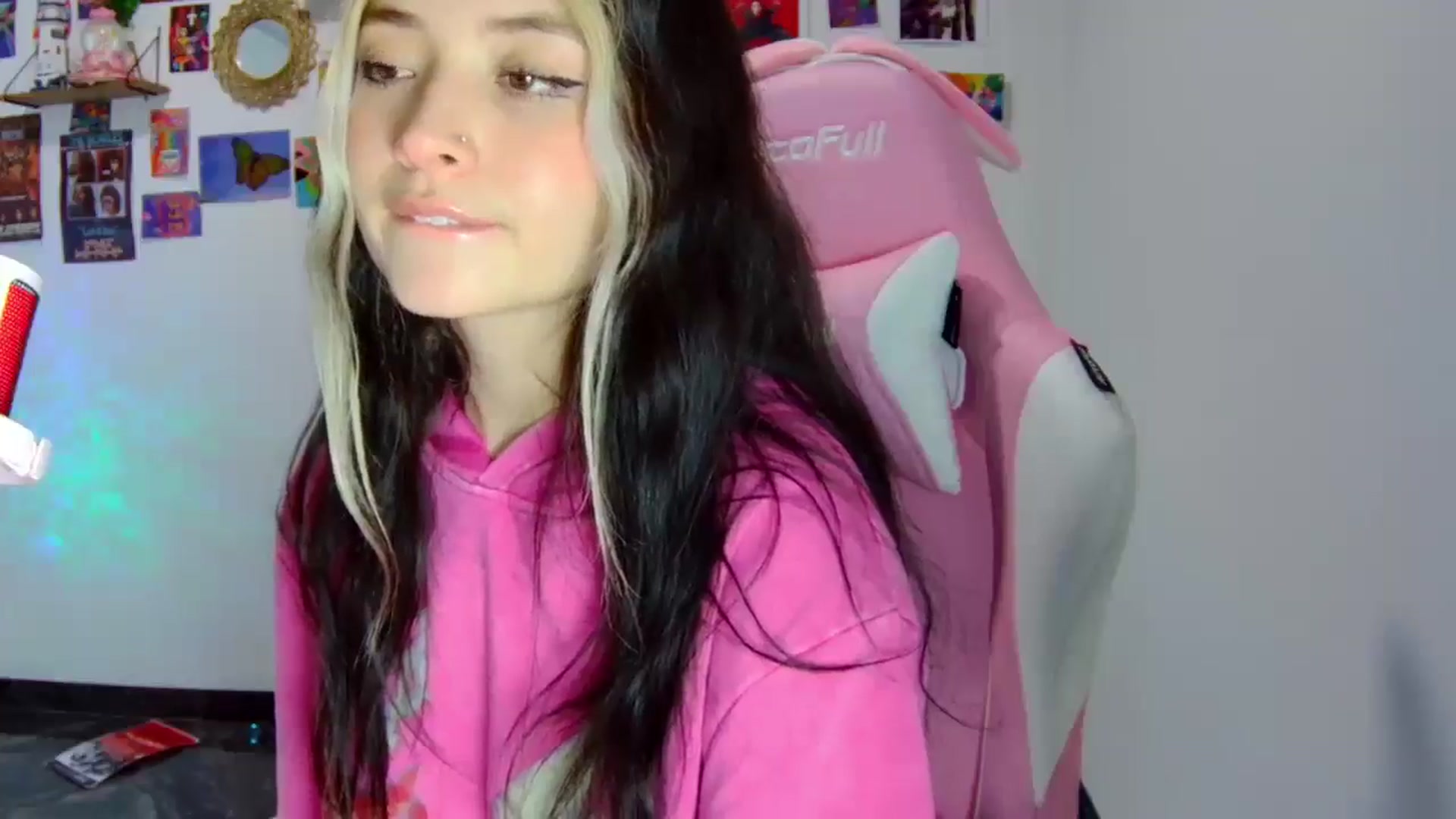 Gallery image thumbnail from CarolineJames's myfreecams stream on, 06/16/2025, 03:47 image 9 of 20