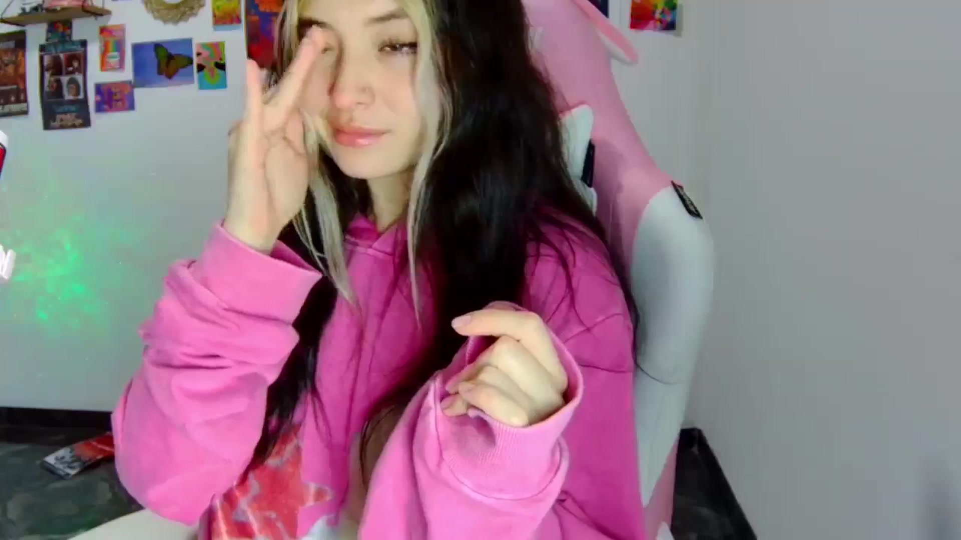 Gallery image thumbnail from CarolineJames's myfreecams stream on, 06/16/2025, 03:47 image 11 of 20