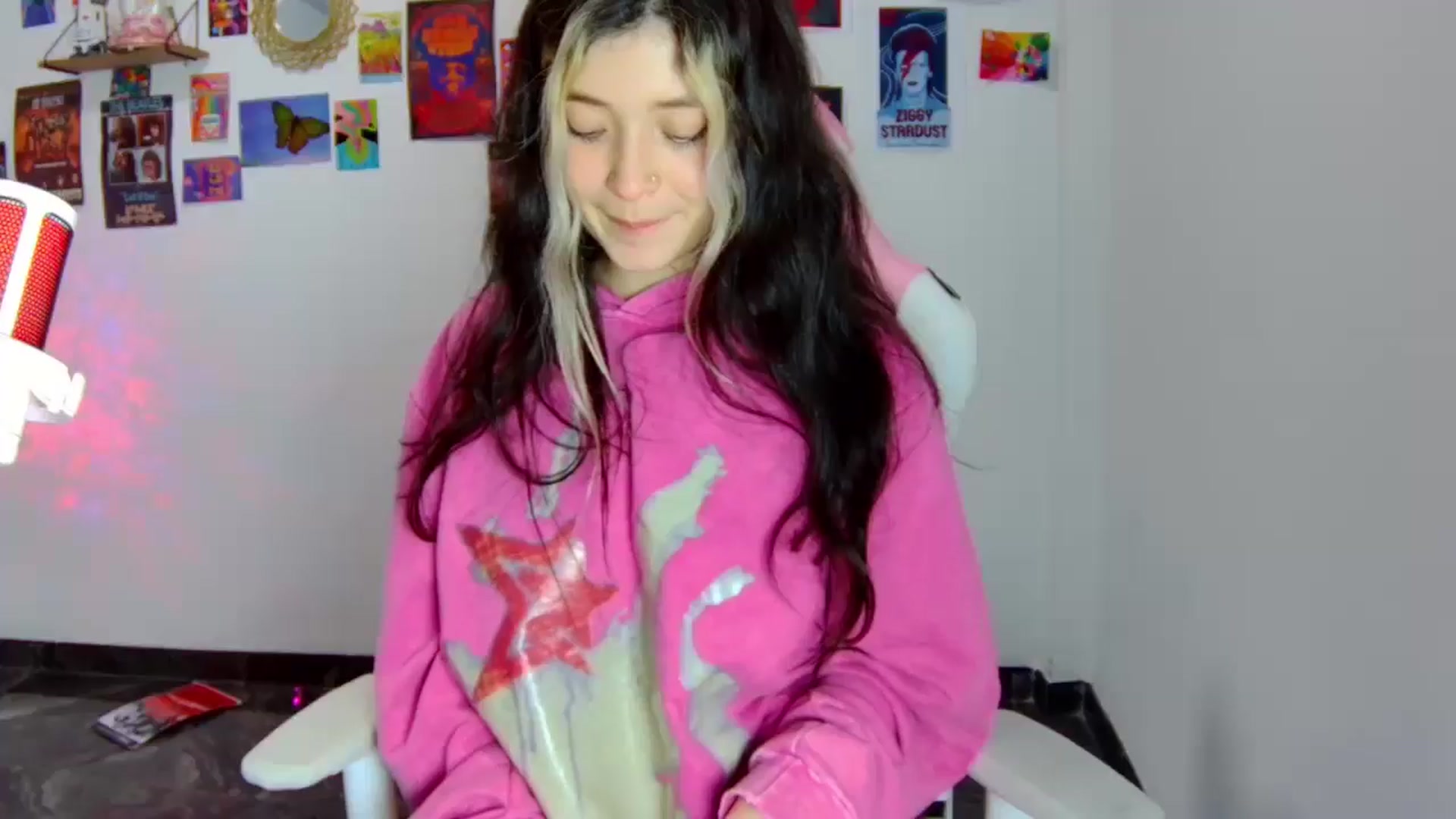 Gallery image thumbnail from CarolineJames's myfreecams stream on, 06/16/2025, 03:47 image 14 of 20