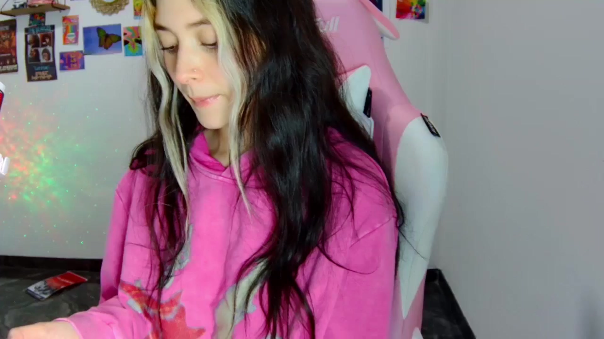 Gallery image thumbnail from CarolineJames's myfreecams stream on, 06/16/2025, 03:47 image 12 of 20