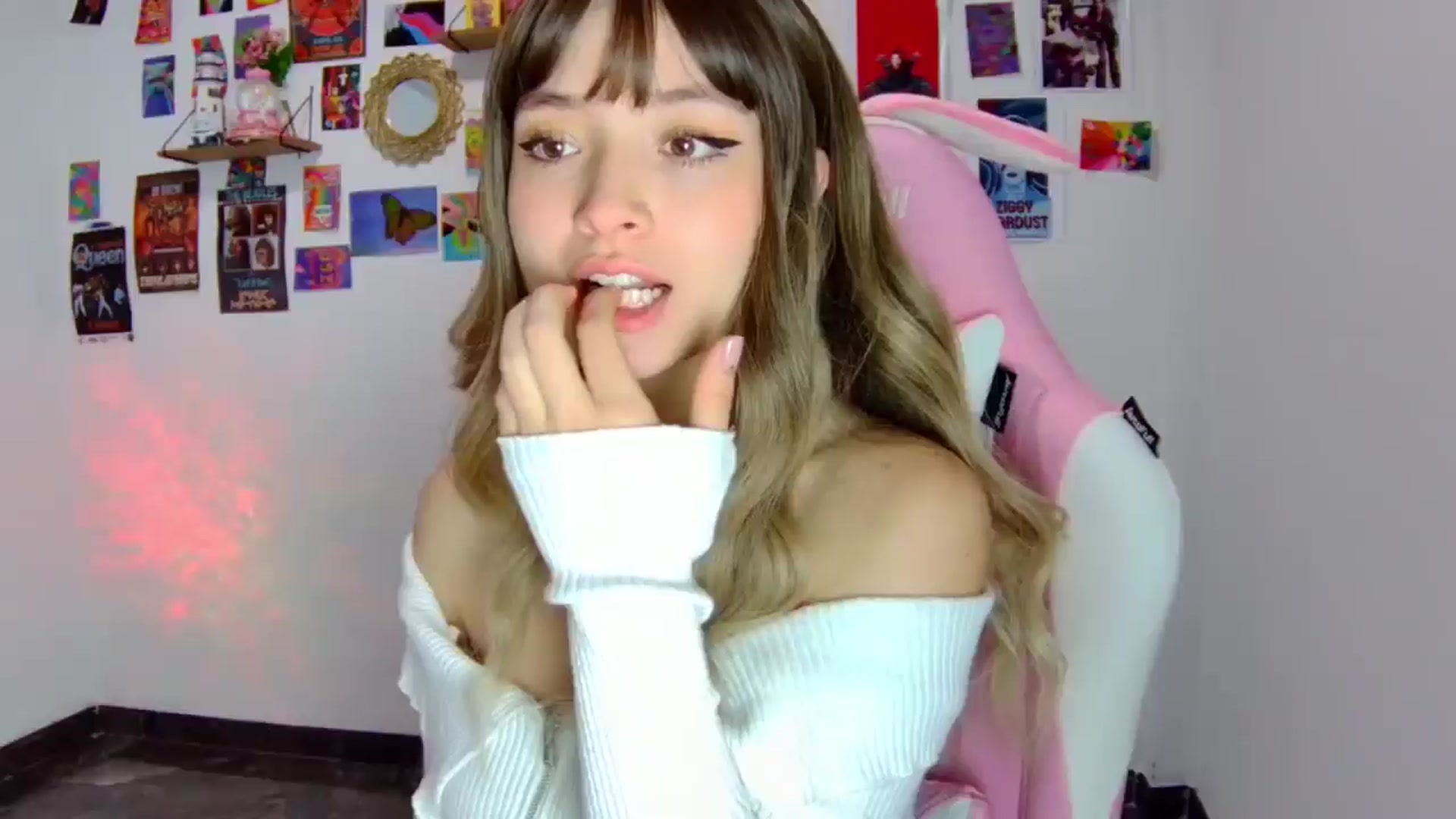 Gallery image thumbnail from CarolineJames's myfreecams stream on, 06/27/2025, 20:08 image 1 of 20
