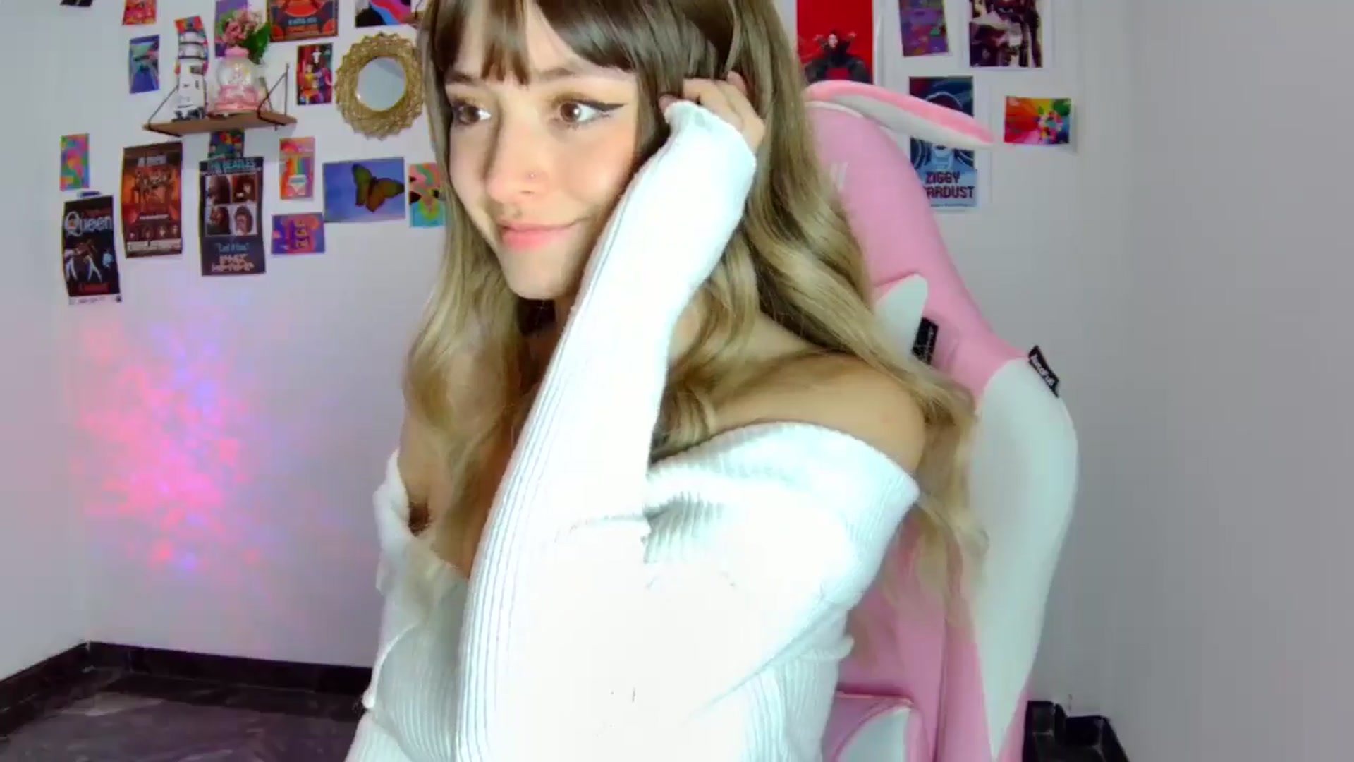 Gallery image thumbnail from CarolineJames's myfreecams stream on, 06/27/2025, 20:08 image 2 of 20