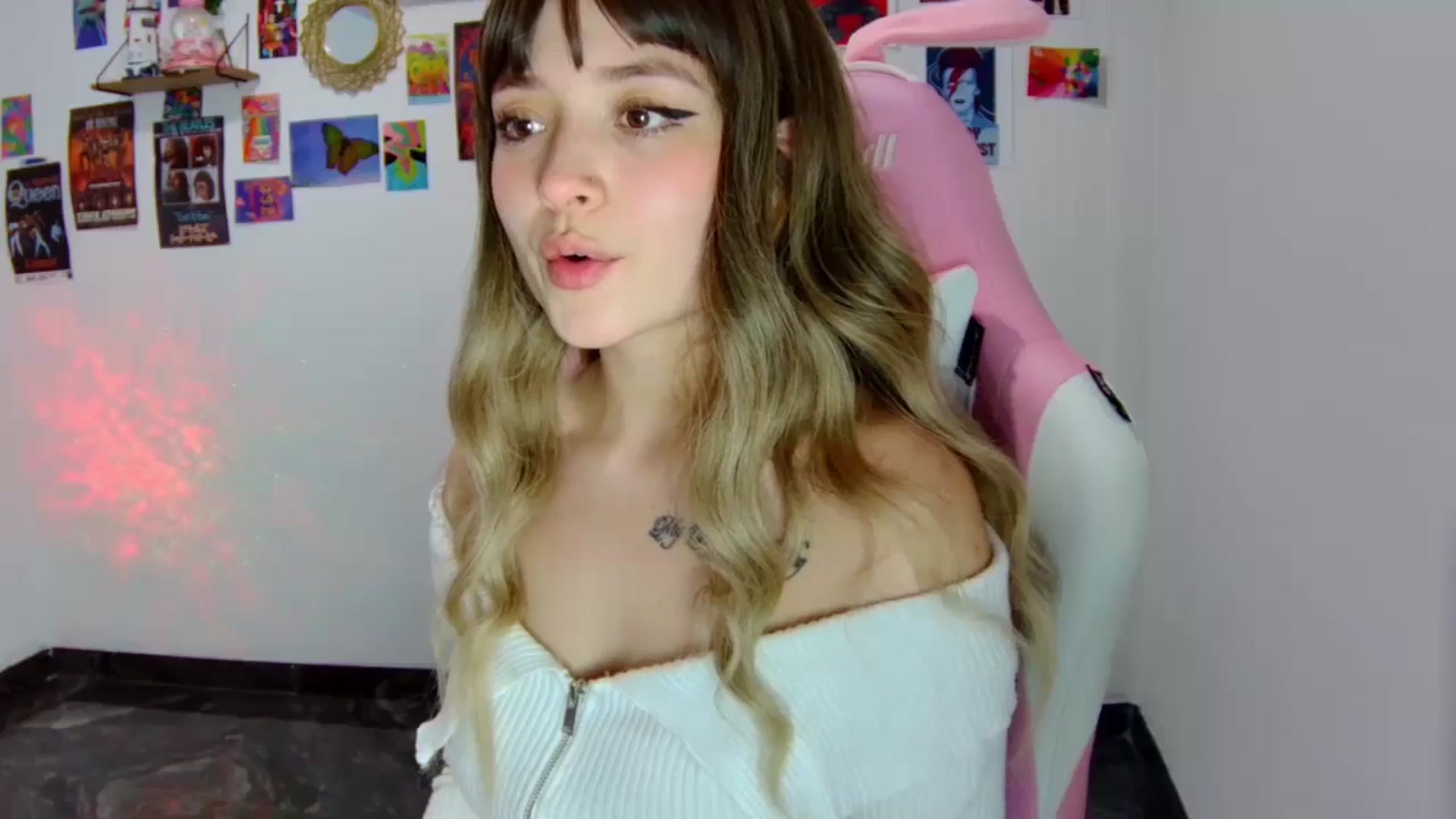 Gallery image thumbnail from CarolineJames's myfreecams stream on, 06/28/2025, 24:39 image 11 of 20