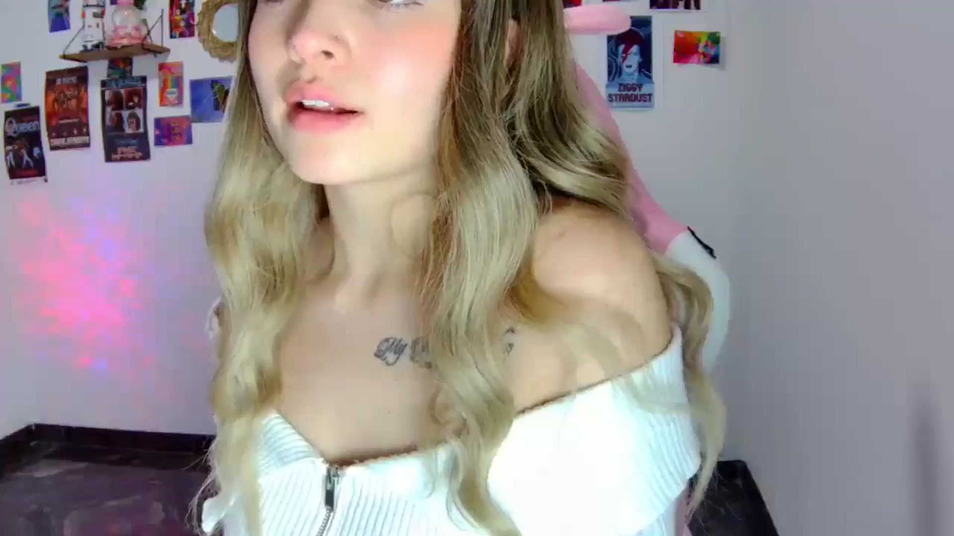 Gallery image thumbnail from CarolineJames's myfreecams stream on, 06/28/2025, 24:39 image 12 of 20
