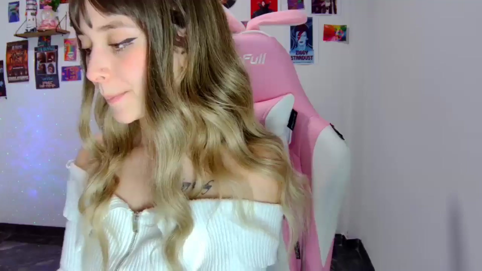 Gallery image thumbnail from CarolineJames's myfreecams stream on, 06/28/2025, 24:39 image 13 of 20