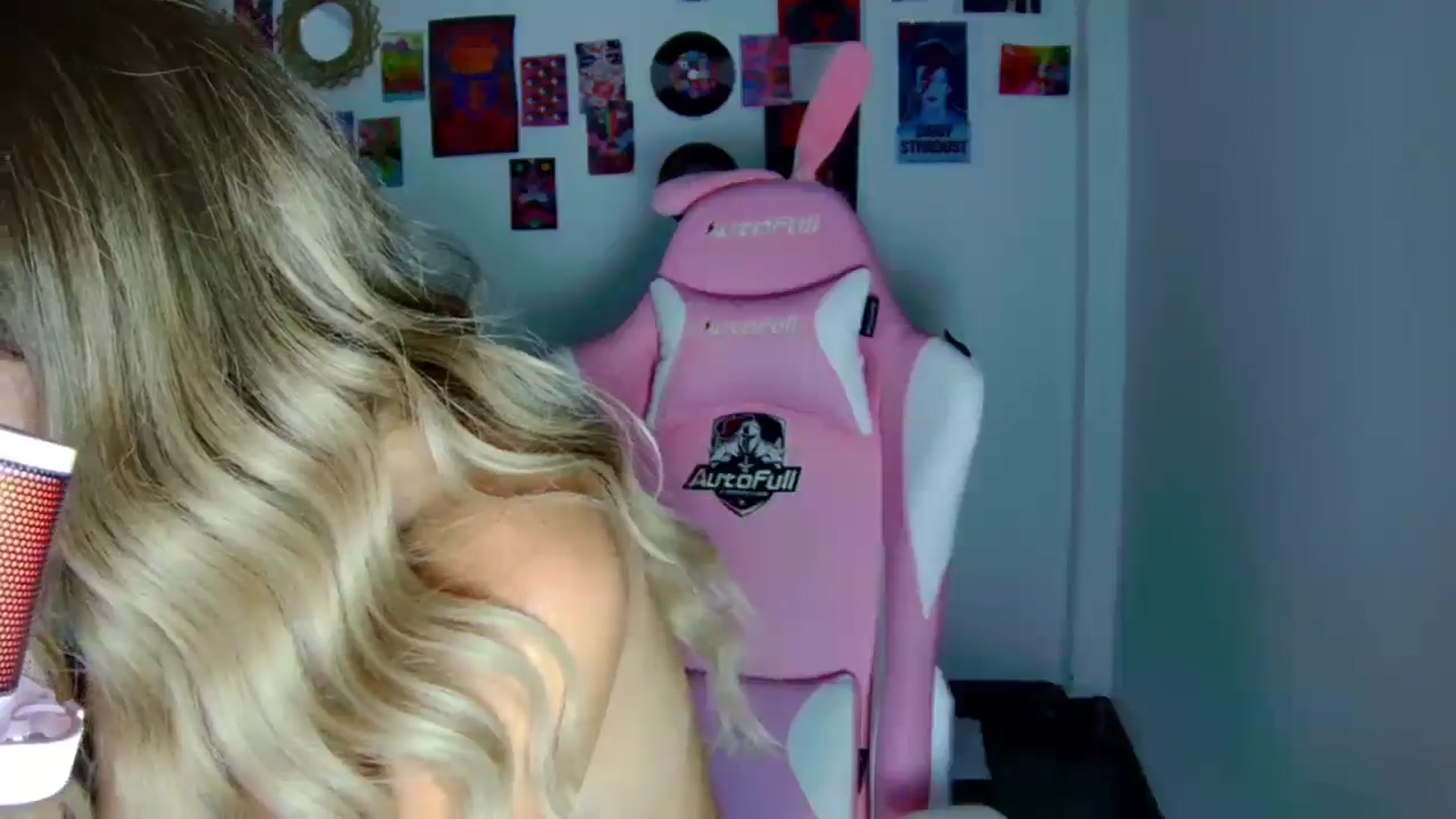 Gallery image thumbnail from CarolineJames's myfreecams stream on, 08/09/2025, 22:27 image 4 of 20