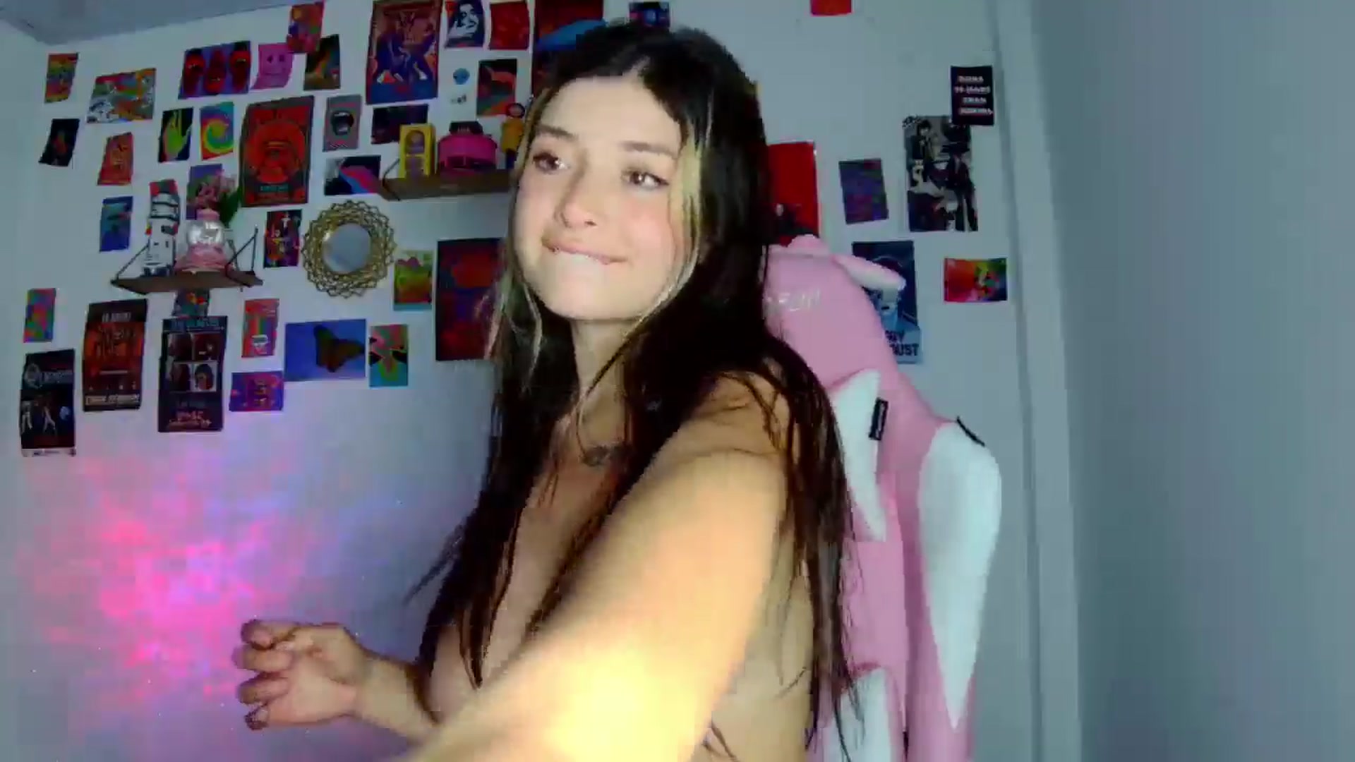 Gallery image thumbnail from CarolineJames's myfreecams stream on, 08/13/2025, 24:01 image 3 of 20